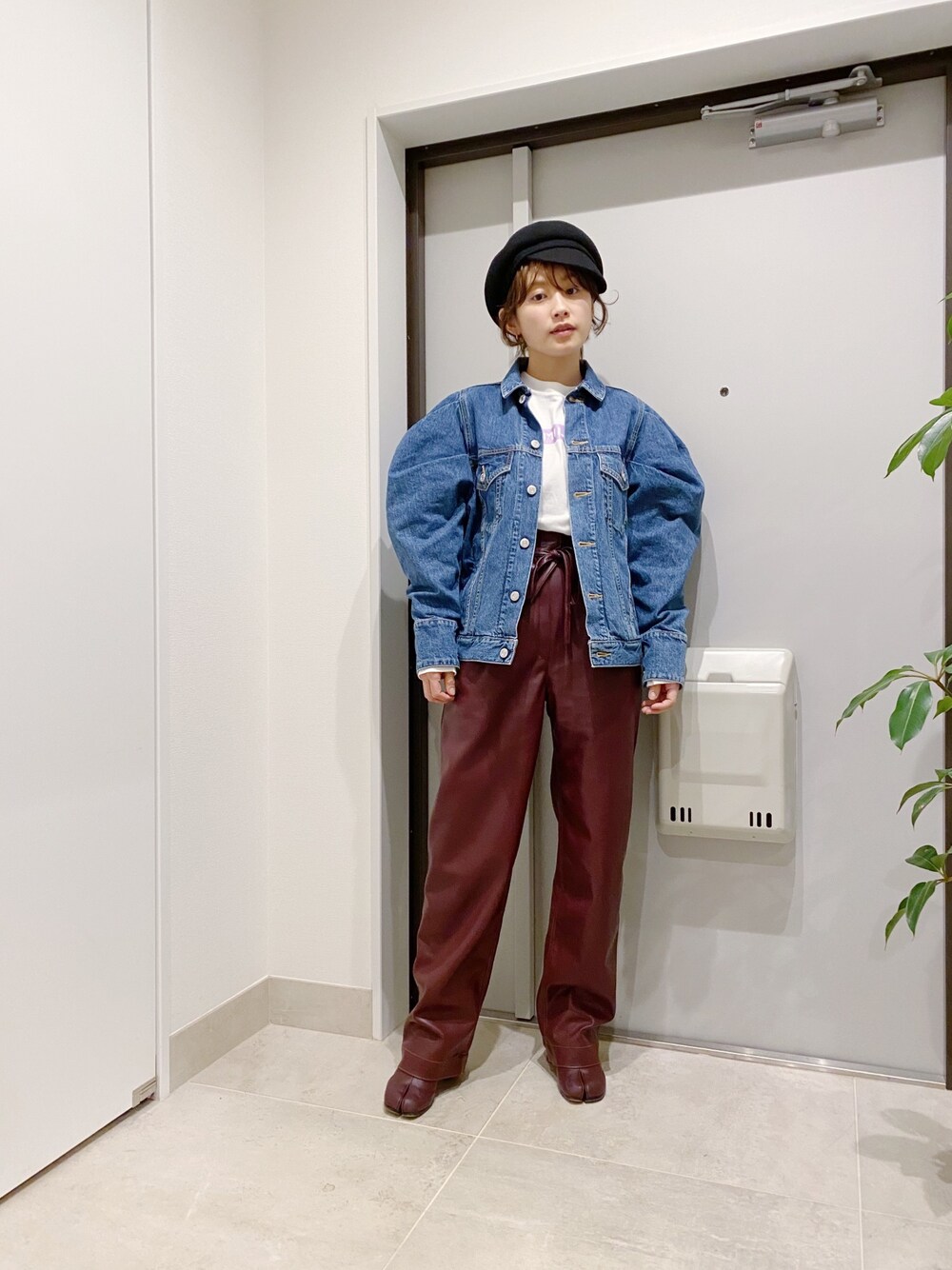 「MILKFED.、デイジー、オトナカジュアル、mother、エコレザー、disney、holiday、高橋愛、キャスケット」｜「motherのPINO PANTS（その他パンツ、レッド系）」を使った、高橋愛さん（レディース・154cm）の冬コーディネートの1枚目の写真