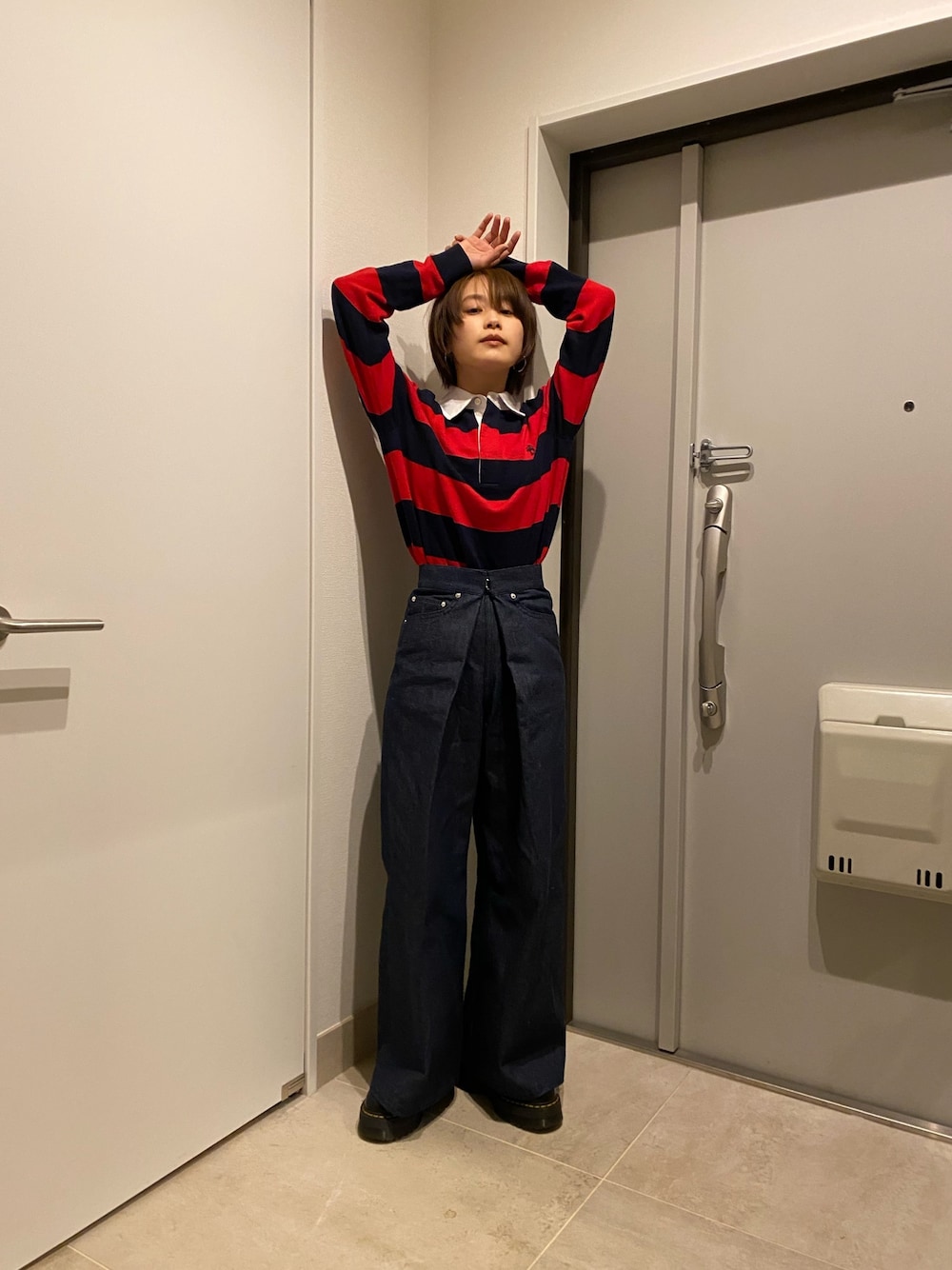 「メンズアイテム、BROOKS BROTHERS、パンツスタイル、デニム、アイラブメンズライク、ボーダー、ラグビーセーター、高橋愛、JOHN LAWRENCE SULLIVAN、Dr.Martens」｜「BROOKS BROTHERSのRed Fleece GF コットン/カシミヤジャージー ストライプ ラグビーセーター（ポロシャツ、レッド系）」を使った、高橋愛さん（レディース・154cm）の冬コーディネートの1枚目の写真