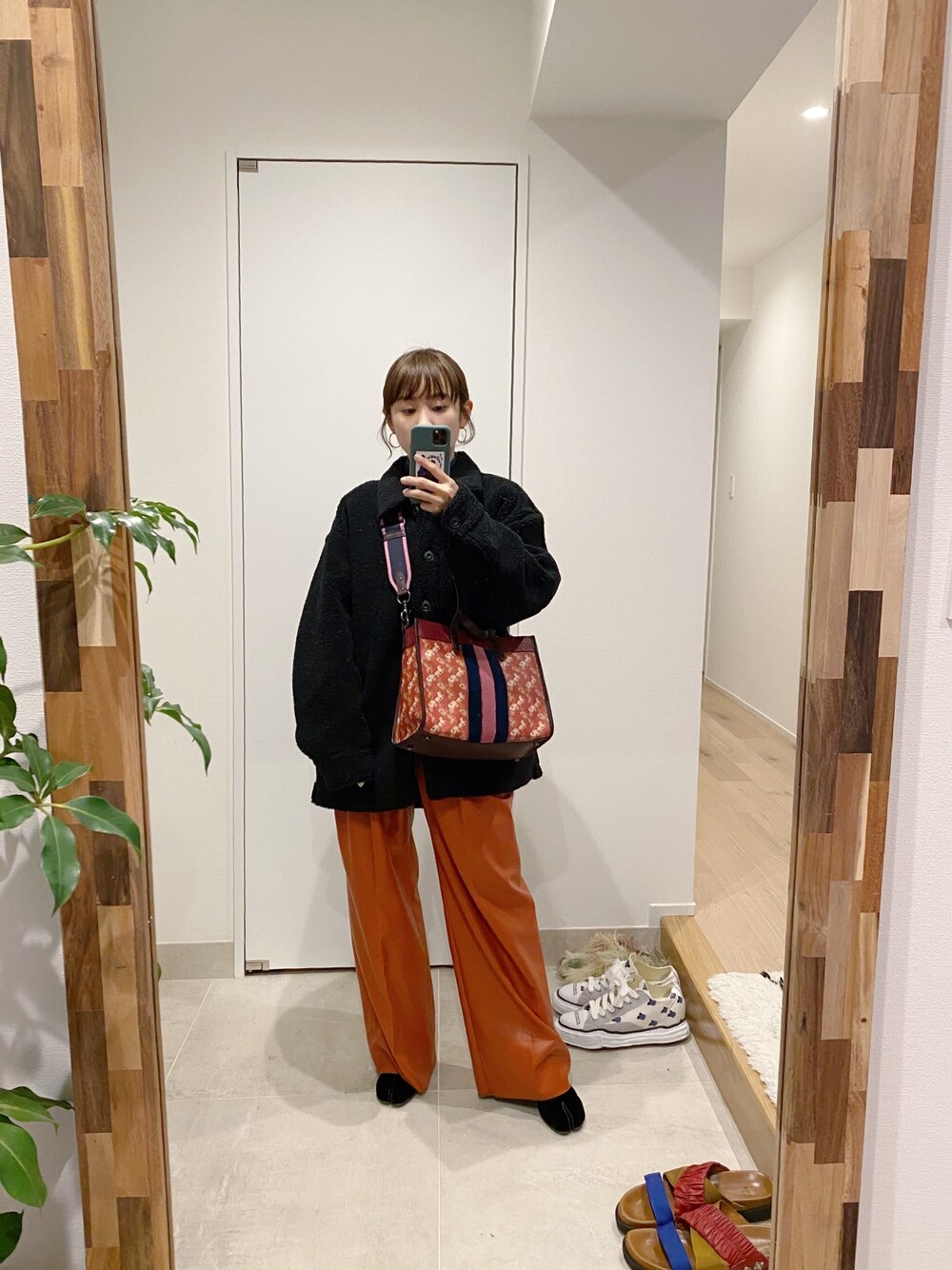 「大人カジュアル、ラクチンコーデ、高橋愛、UNIQLO U、UNIQLO、COACH、トートバッグ、ショルダーバッグ、２ＷＡＹ、STUNNING LURE」｜「UNIQLOのボアフリースショートコート（その他アウター、ブラック系）」を使った、高橋愛さん（レディース・154cm）の冬コーディネートの1枚目の写真