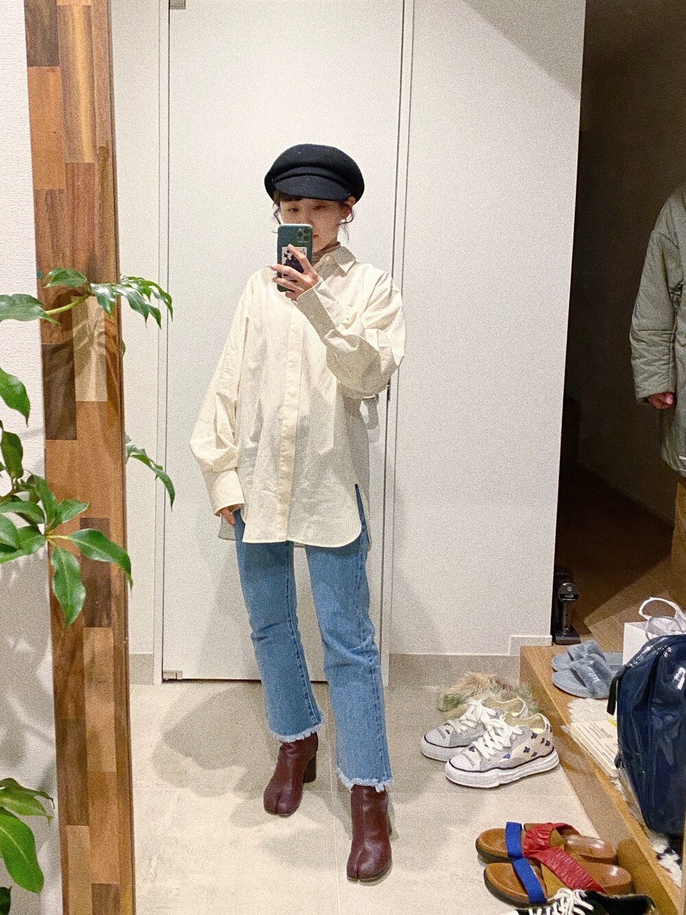 「シンプルコーデ、きれいめカジュアル、beautiful people、シャツスタイル、デニム、OSHIMA REI、マチュピチュ、高橋愛」｜「beautiful peopleのアイテム（シャツ/ブラウス、ホワイト系）」を使った、高橋愛さん（レディース・154cm）の冬コーディネートの1枚目の写真