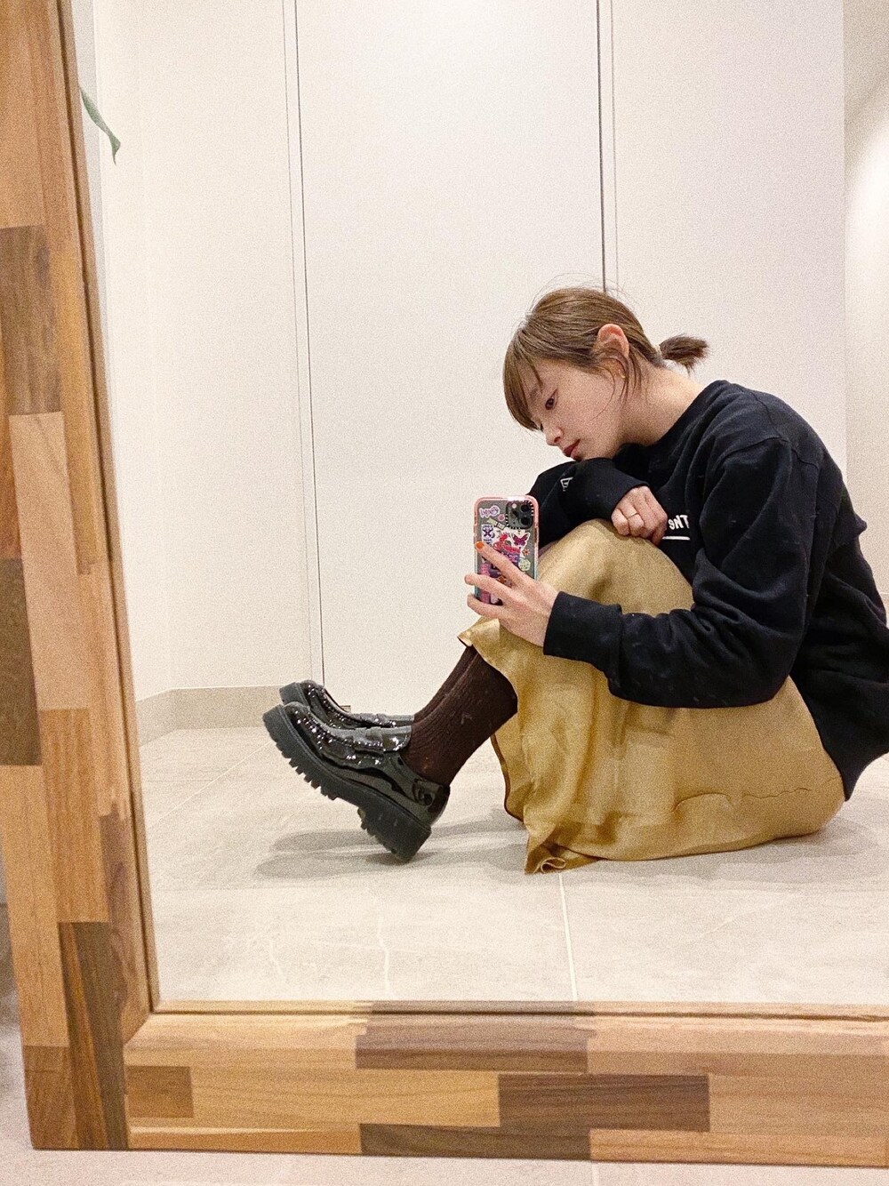 「個性、カジュアル、モード、ストリート、好きなものは好き、高橋愛、NEW ERA、ローファー、EDIT.FOR LULU、スエット」｜「NEW ERAのアイテム（スウェット、ブラック系）」を使った、高橋愛さん（レディース・154cm）の冬コーディネートの1枚目の写真