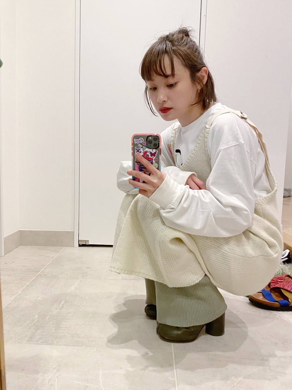 「洋服が大好き、着回し、haco!、WEAR、高橋愛、とんだ林蘭、ロンT、ミントグリーン、LOWRYS FARM、夢」｜「haco!の【高橋愛さんコラボ】ニットジャンパースカートとロングTシャツセット by LOVE&PEACE PROJECT（ジャンパースカート、ホワイト系）」を使った、高橋愛さん（レディース・154cm）の冬コーディネートの1枚目の写真