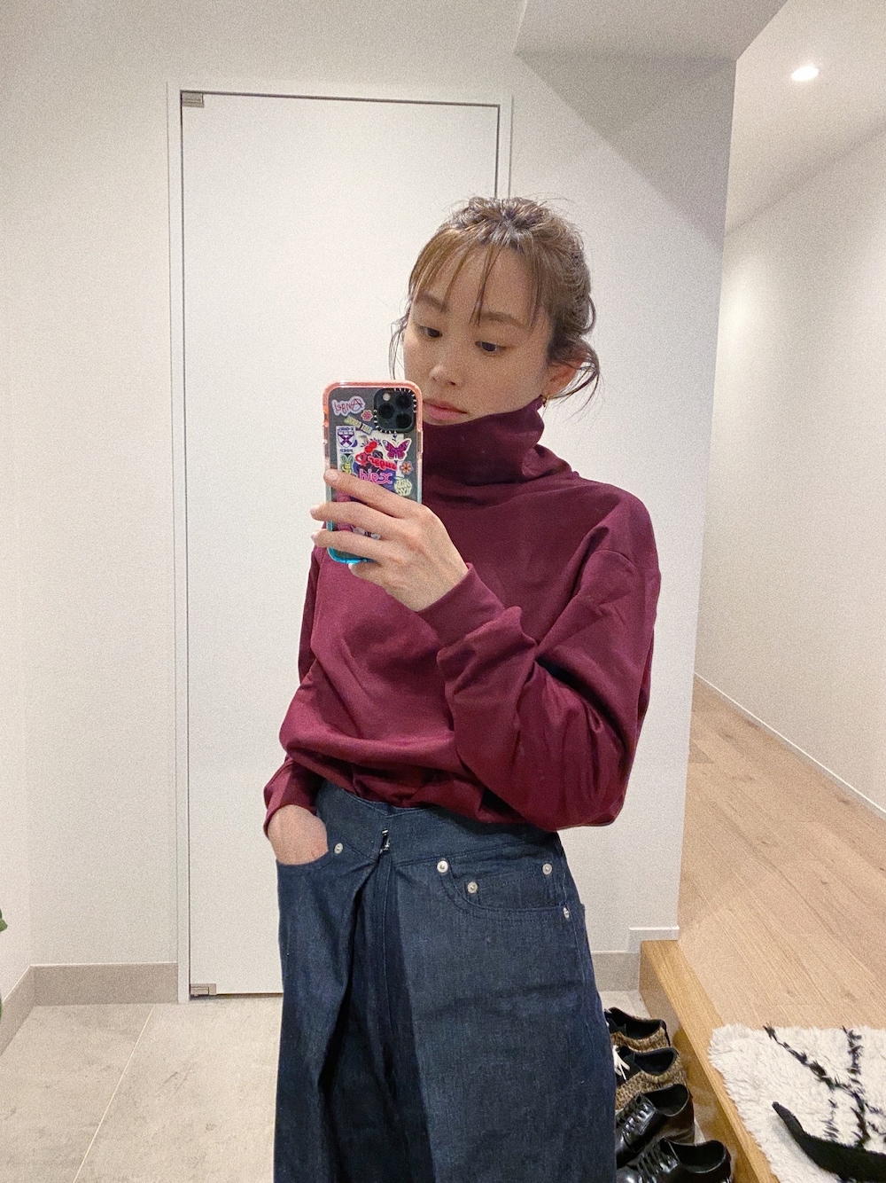 「カジュアルコーデ、大人カジュアル、UNIQLO U、ユニクロユー、UNIQLO、ワインレッド、デニム、JOHN LAWRENCE SULLIVAN、高橋愛、アイラブメンズライク」｜「UNIQLOのタートルネックT（長袖）（Tシャツ/カットソー、レッド系）」を使った、高橋愛さん（レディース・154cm）の冬コーディネートの1枚目の写真