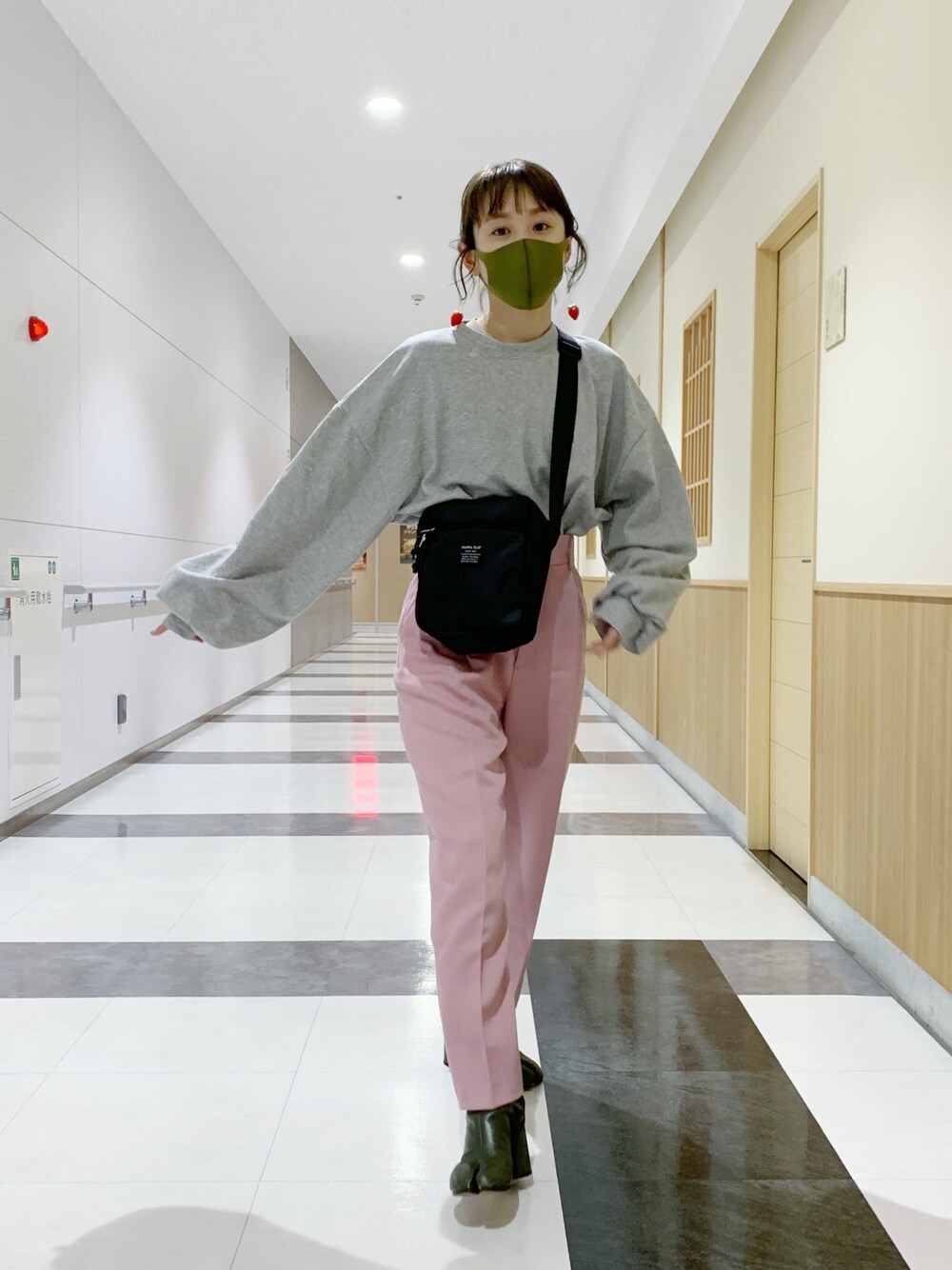 「いちごといえばわたし、高橋愛、e.m.、LOVE BY e.m、苺、ピンクBBA、studio clip、ROKU、6」｜「DHOLICのスウェット&スカートSET（スウェット、グレー系）」を使った、高橋愛さん（レディース・154cm）の春コーディネートの1枚目の写真