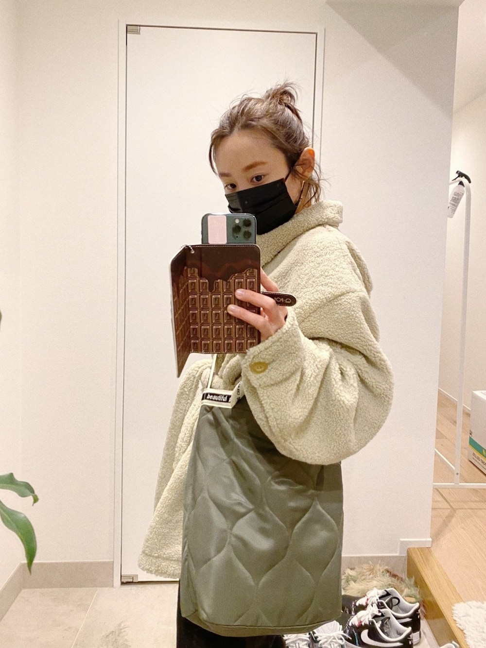 「大人カジュアル、UNIQLO U、ユニクロユー、高橋愛、オールバック、おだんごヘアー、beautiful people」｜「beautiful peopleの【beautiful people(ビューティフルピープル)】《STUDIOUS別注》キルティングショルダーバッグ（ショルダーバッグ、グリーン系）」を使った、高橋愛さん（レディース・154cm）の春コーディネートの1枚目の写真
