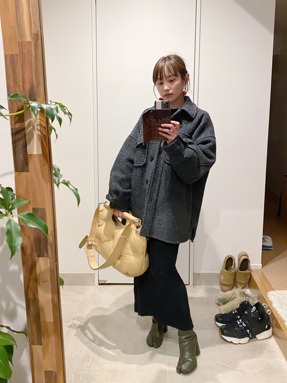 「春コーデ、シンプル、低身長コーデ、holiday、ホリデー、高橋愛、LOWRYS FARM、ローリーズファーム(LOWRYS FARM)、e.m.、枕バック」｜「LOWRYS FARMのＣＰＯジャケット　801227（その他アウター、グレー系）」を使った、高橋愛さん（レディース・154cm）の春コーディネートの1枚目の写真