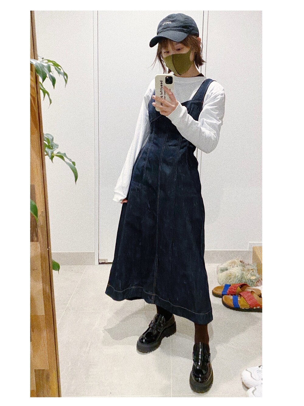 「カジュアルコーデ、低身長コーデ、LE CIEL BLEU

、高橋愛、デニム、ジャンパースカート、NEW ERA、MILKFED.、beautiful people」｜「LE CIEL BLEUのシェイプドラインデニムドレス（ワンピース、ブルー系）」を使った、高橋愛さん（レディース・154cm）の春コーディネートの1枚目の写真