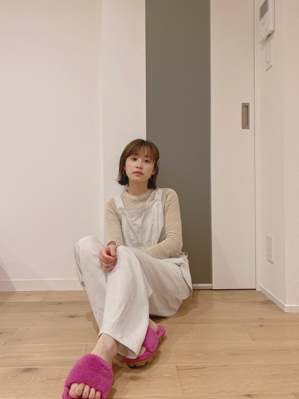 「お家時間、お家で過ごそう、happy、LOVE、高橋愛、笑顔で過ごそう、オールインワン、サロペット、FILL THE BILL、おうちファッション」｜「little $uzieのアイテム（ニット/セーター、ベージュ系）」を使った、高橋愛さん（レディース・154cm）の春コーディネートの1枚目の写真