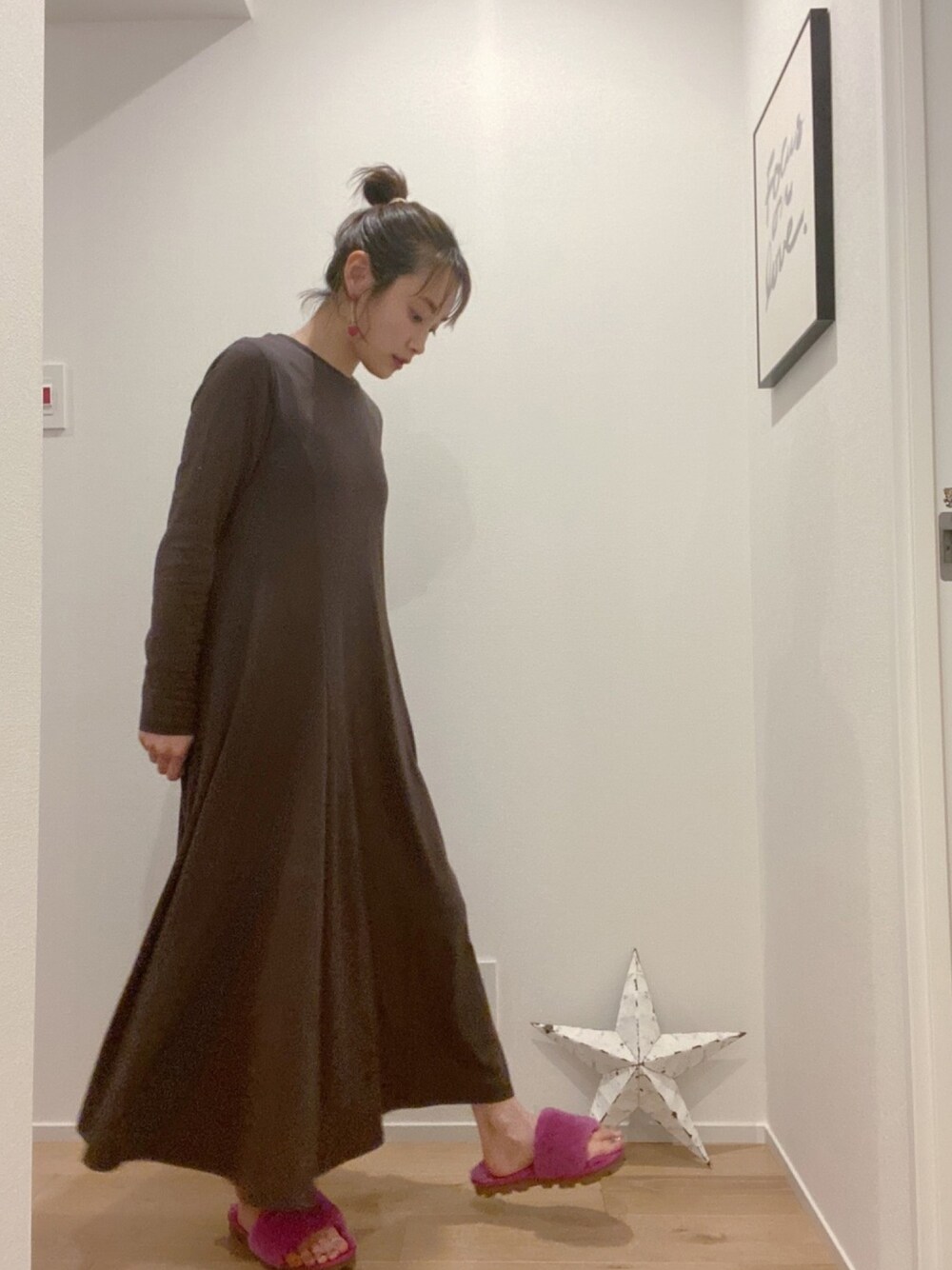 「おうちファッション、シンプル、春服、ラクチンコーデ、低身長コーデ、お団子ヘアー、高橋愛、茶色、お家時間、お家でもお洒落がしたい」｜「RIM.ARKのCrew neck over flare cut OP（ワンピース、ブラウン系）」を使った、高橋愛さん（レディース・154cm）の春コーディネートの1枚目の写真