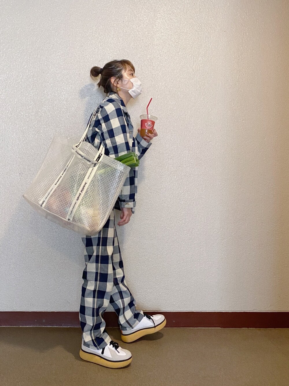 「春コーデ、セットアップ、UNIQLO、JWANDERSON、JW Anderson x UNIQLO、高橋愛、beautiful people、エコバック、ネギ」｜「UNIQLOのトラッカージャケット（その他アウター、ブルー系）」を使った、高橋愛さん（レディース・154cm）の春コーディネートの1枚目の写真