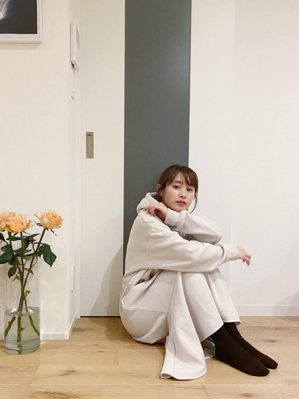 「ラクチンコーデ、ラブアンドピース2019、スザンヌコラボ、高橋愛、haco!、WEAR、スエットワンピース、休日スタイル、おうちファッション、おうち時間」｜「haco!の【スザンヌさんコラボ】ペプラムシルエットのスウェットパーカーワンピース by LOVE&PEACE PROJECT（ワンピース、グレー系）」を使った、高橋愛さん（レディース・154cm）の春コーディネートの1枚目の写真