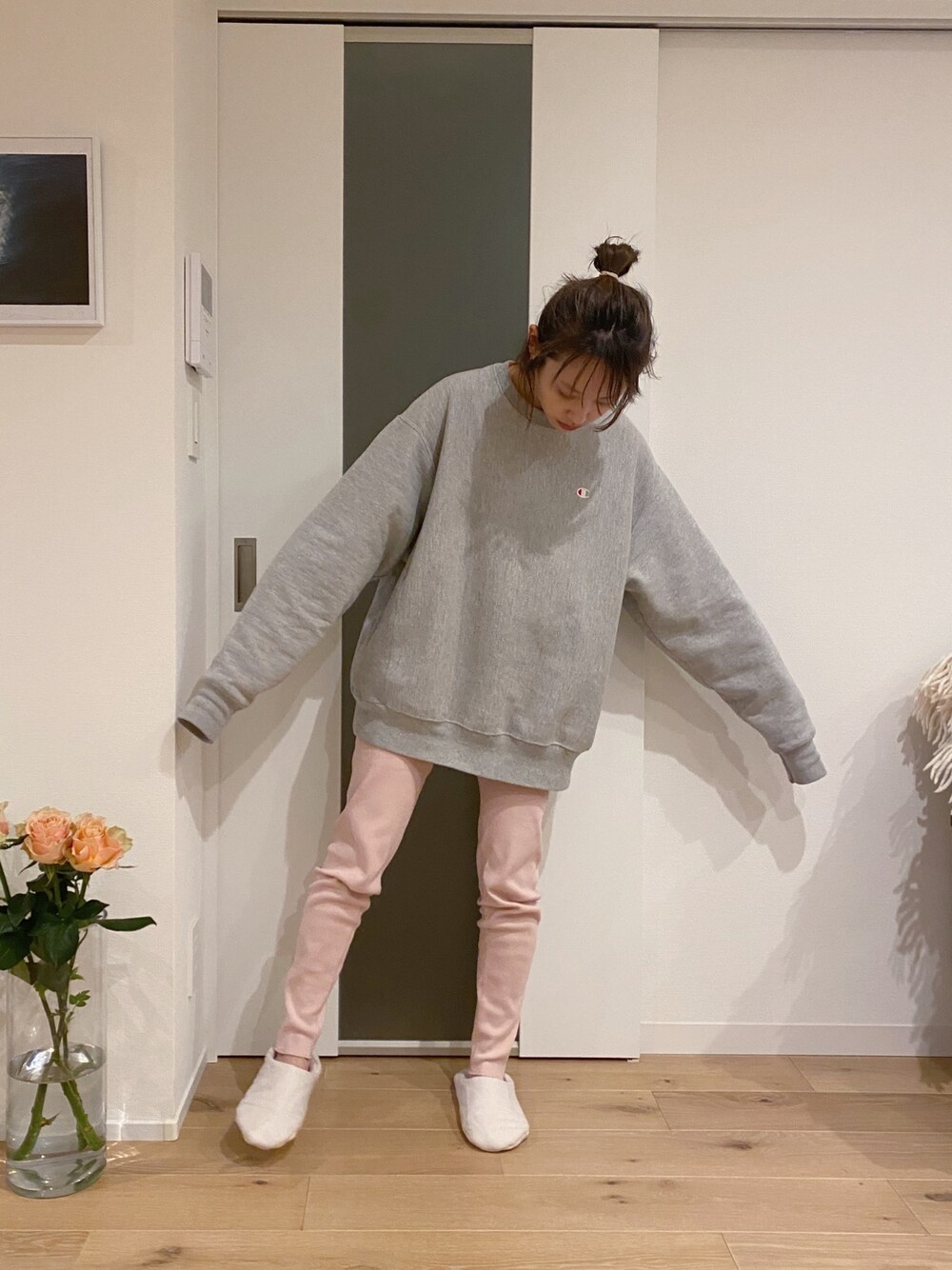 「カジュアルコーデ、おうちファッション、休日コーデ、ラクチンコーデ、低身長コーデ、高橋愛、Champion、urban outfitters、KIN、ピンク」｜「Championのアイテム（スウェット、グレー系）」を使った、高橋愛さん（レディース・154cm）の春コーディネートの1枚目の写真