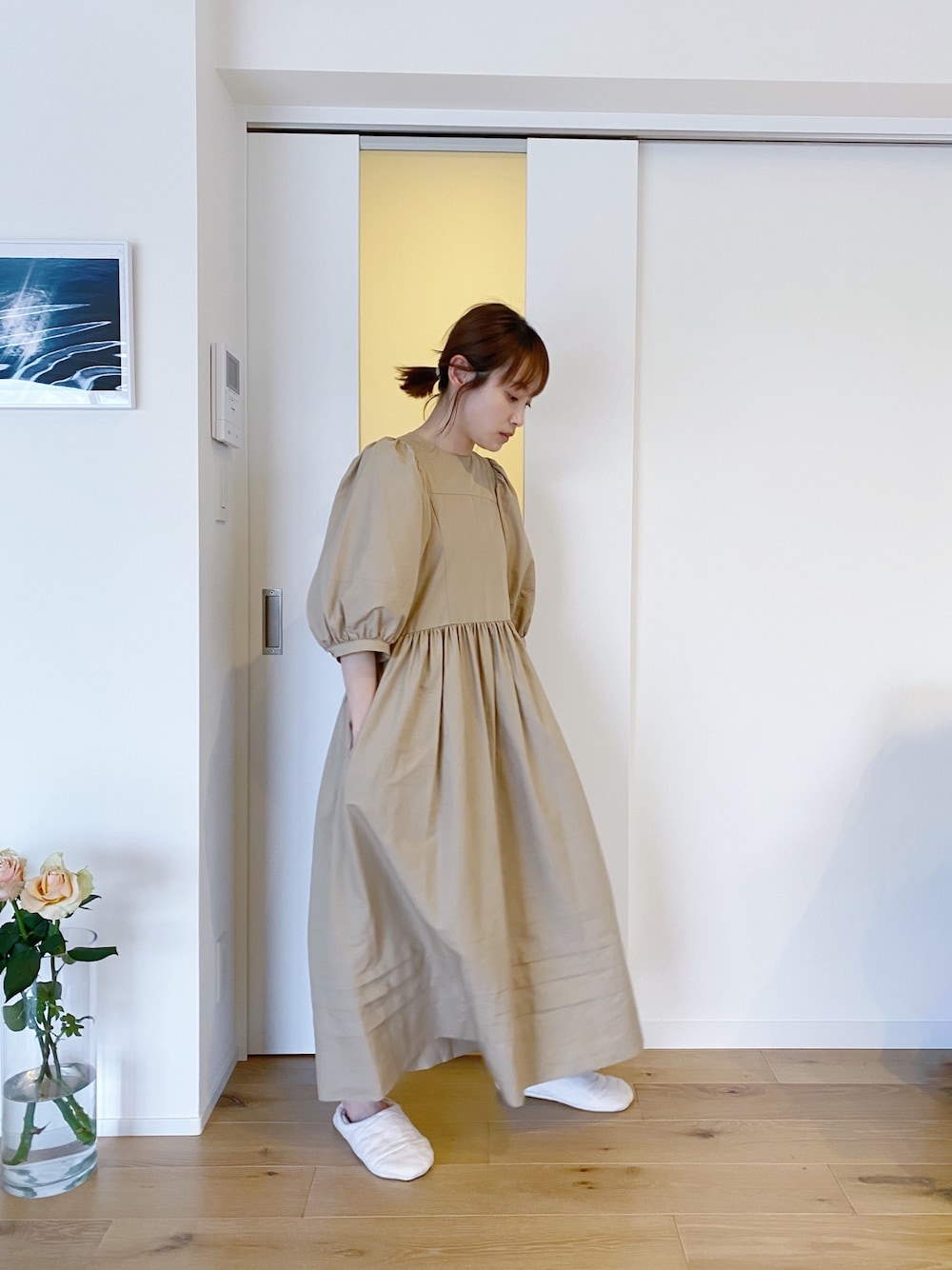 「休日スタイル、おうちファッション、おうち時間、高橋愛、OSHIMA REI、大人ガーリー、パフスリーブ、ベージュ、春コーデ」｜「OSHIMA REIのアイテム（ワンピース、ベージュ系）」を使った、高橋愛さん（レディース・154cm）の春コーディネートの1枚目の写真