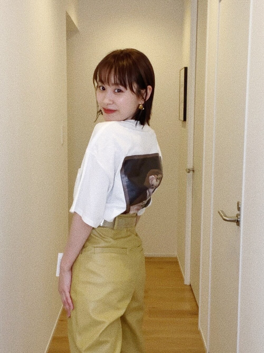 「フェイクレザーパンツ、マスタード、高橋愛、154cm、低身長、stylemixer、スタミキ、スタイルミキサー、大人カジュアル、irojikake」｜「irojikakeのアイテム（Tシャツ/カットソー、ホワイト系）」を使った、高橋愛さん（レディース・154cm）の春コーディネートの1枚目の写真