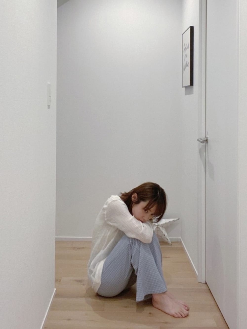 「シンプル、リラックススタイル、大人ガーリー、高橋愛、merry jenny、メリージェニー、水色、LEINWANDE、おうちファッション、チェックパンツ」｜「leinwandeのアイテム（トップス、ホワイト系）」を使った、高橋愛さん（レディース・154cm）の春コーディネートの1枚目の写真