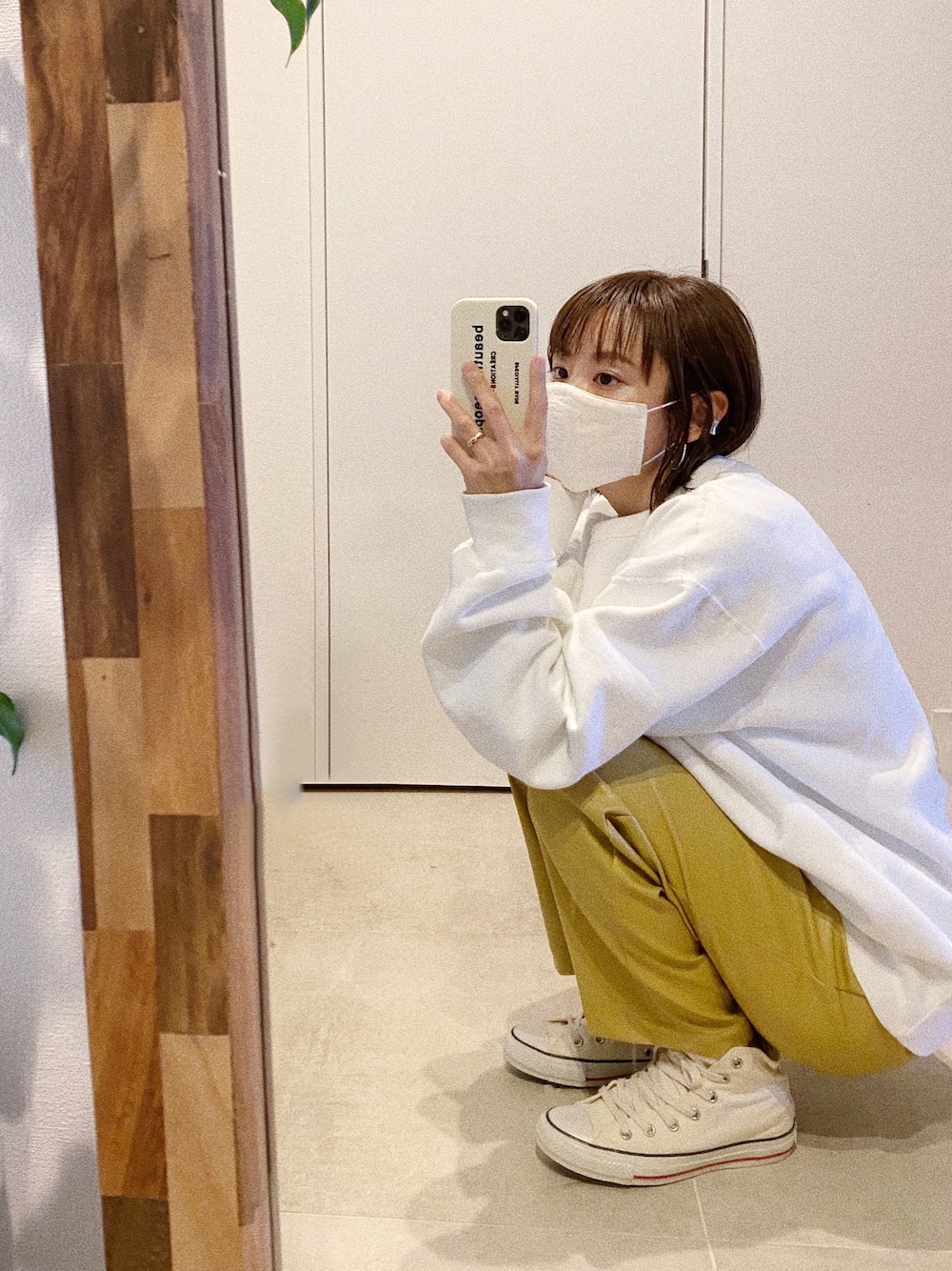 「オトナカジュアル、楽チンコーデ、フェイクレザーパンツ、エコレザー、stylemixer、スタミキ、スタイルミキサー、高橋愛、BEAMS、converse」｜「not lonly anymoreのアイテム（スウェット、ホワイト系）」を使った、高橋愛さん（レディース・154cm）の春コーディネートの1枚目の写真