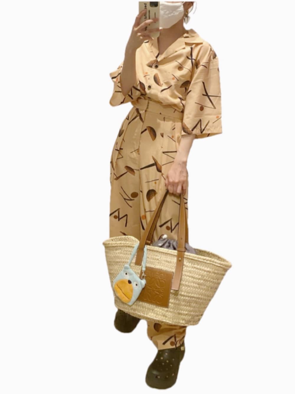「低身長、低身長コーデ、高橋愛、153cm、厚底、BEAMS、クロックス、オトナカジュアル、ラフ、THROW」｜「THROW by SLYの【THROW】SUN SET シャツ（シャツ/ブラウス、オレンジ系）」を使った、高橋愛さん（レディース・154cm）の夏コーディネートの1枚目の写真