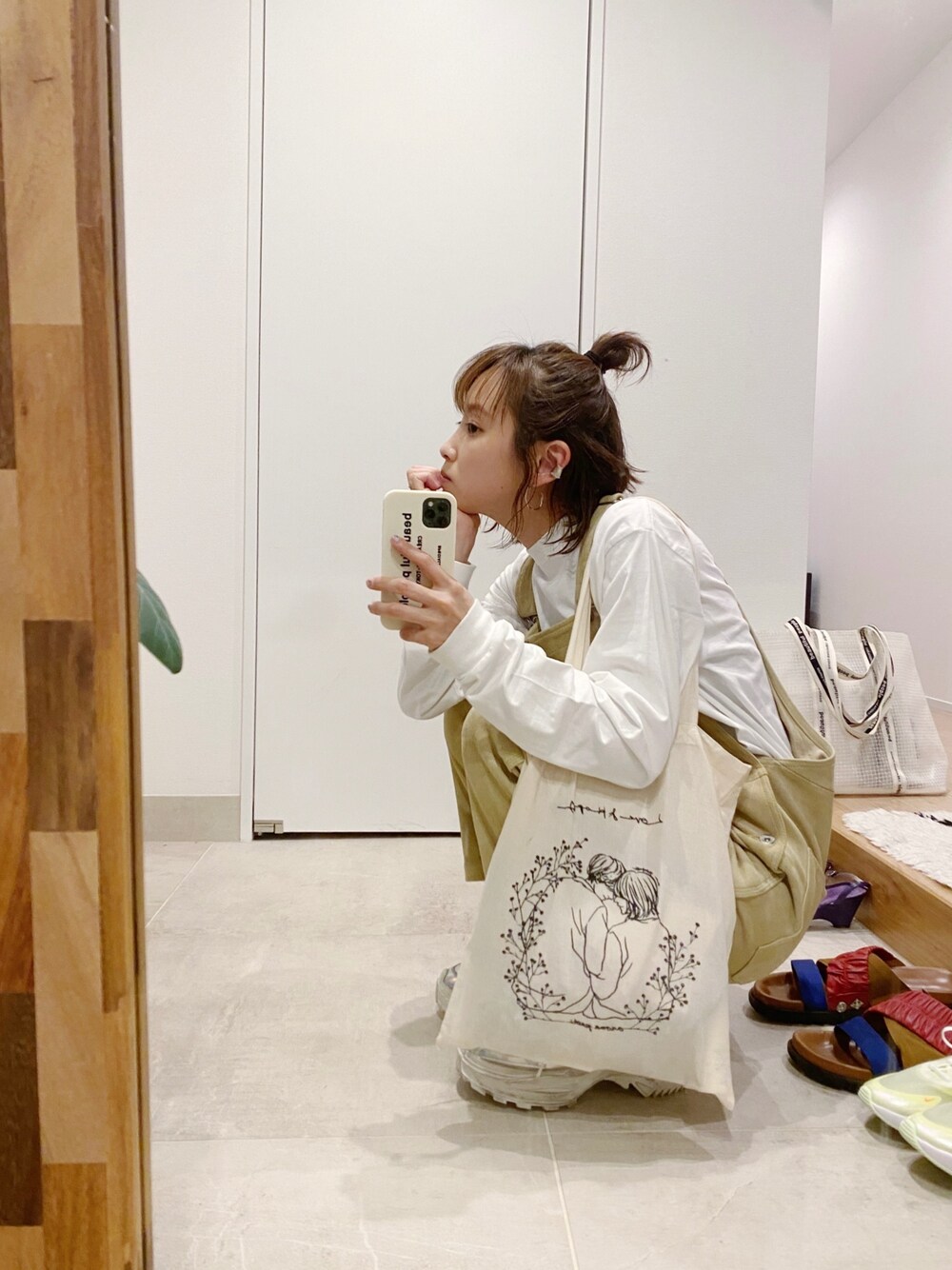 「ハーフアップお団子、高橋愛、オールインワン、オーバーオール、ワントーンコーデ、Maison Margiela、マルジェラ、6、低身長、Hanes」｜「HANESのHanes/ヘインズ Bigsize Beefy Long Sleeve Tee（Tシャツ/カットソー、ホワイト系）」を使った、高橋愛さん（レディース・154cm）の夏コーディネートの1枚目の写真