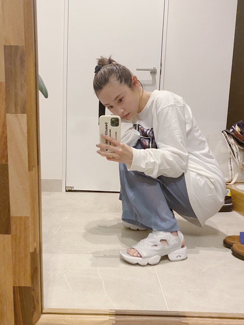 「ポンプフューリーサンダル、インスタポンプフューリー、スポサン、高橋愛、ラクチンコーデ、水色、シースルー、スケスケ」｜「EIGHTAMのNancy Rica Schiff X EIGHTAM long tee（Tシャツ/カットソー、ホワイト系）」を使った、高橋愛さん（レディース・154cm）の夏コーディネートの1枚目の写真