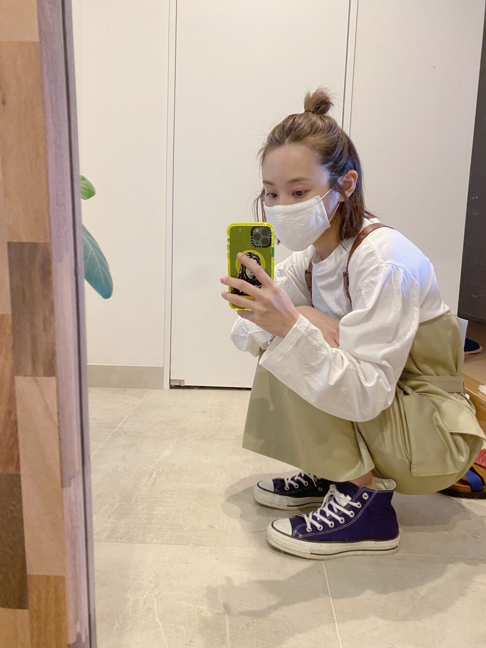 「今日のコーデ、ラクチンコーデ、カジュアルコーデ、スニーカー、converse、コンバース、高橋愛、ハイカットスニーカー、little suzie、TOGA PULLA」｜「TOGA PULLAのアイテム（Tシャツ/カットソー、ホワイト系）」を使った、高橋愛さん（レディース・154cm）の夏コーディネートの1枚目の写真
