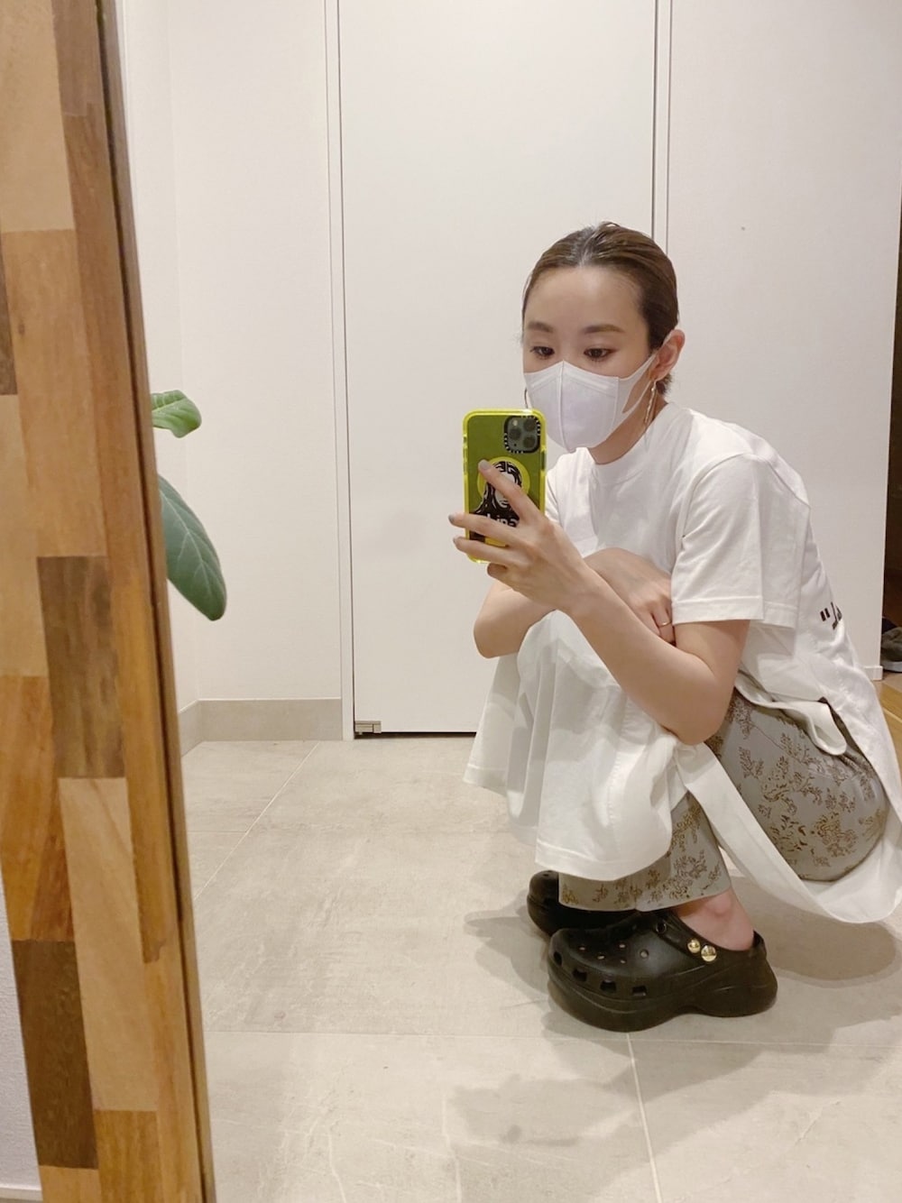 「TOGA PULLA、トーガ、VANS、BEAMS、ビームス、高橋愛、神コラボ、クロックス、厚底」｜「VANSのアイテム（ワンピース/ドレス、ホワイト系）」を使った、高橋愛さん（レディース・154cm）の夏コーディネートの1枚目の写真