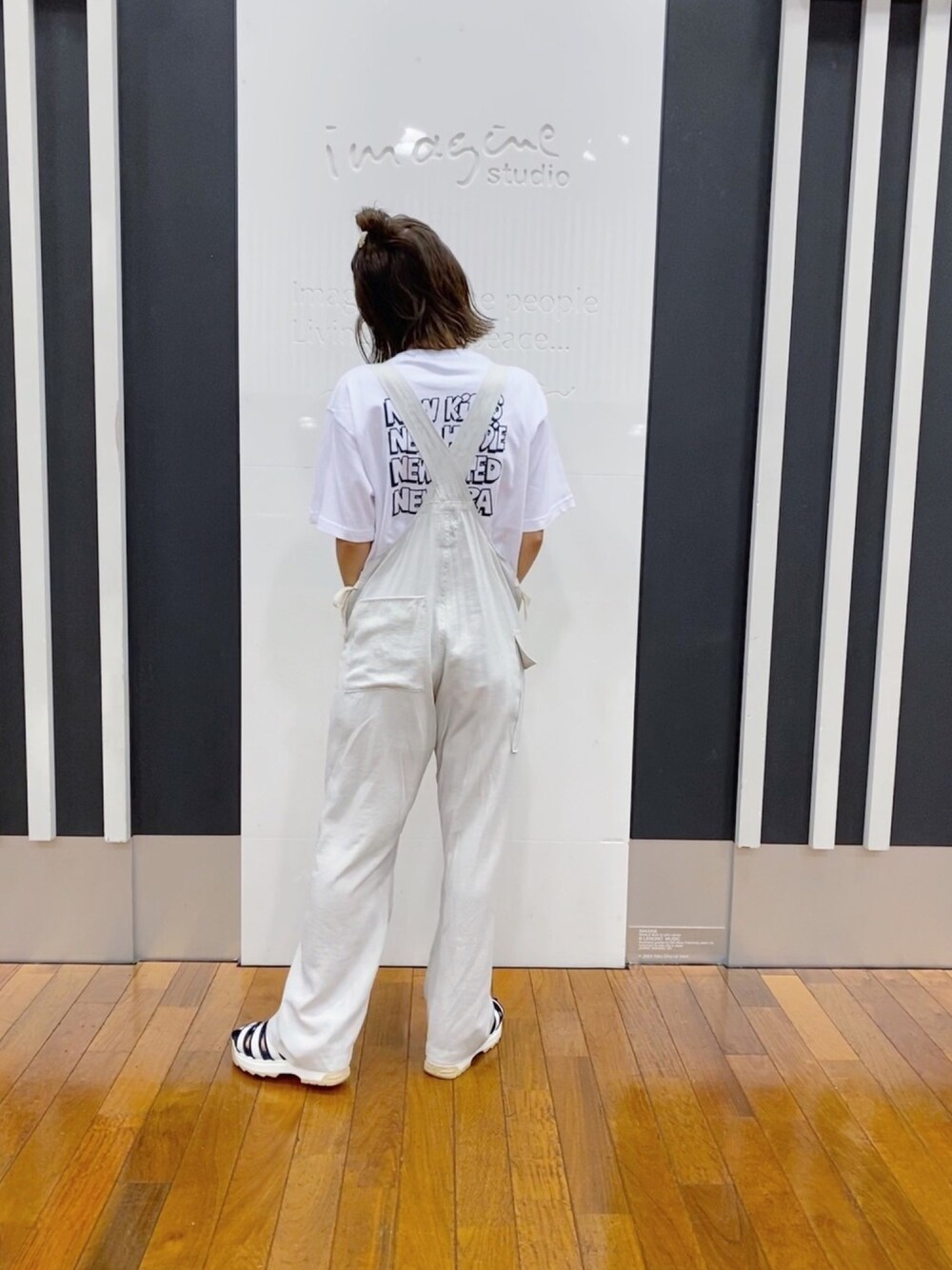 「オールホワイト、オールインワン、fillthebill、NEW ERA、ニューエラ、高橋愛、FENDI、厚底、カジュアル、154cm」｜「NEW ERAのNEW ERA/ニューエラ　DESI SS KL MOL    Tシャツ（Tシャツ/カットソー、ホワイト系）」を使った、高橋愛さん（レディース・154cm）の夏コーディネートの1枚目の写真