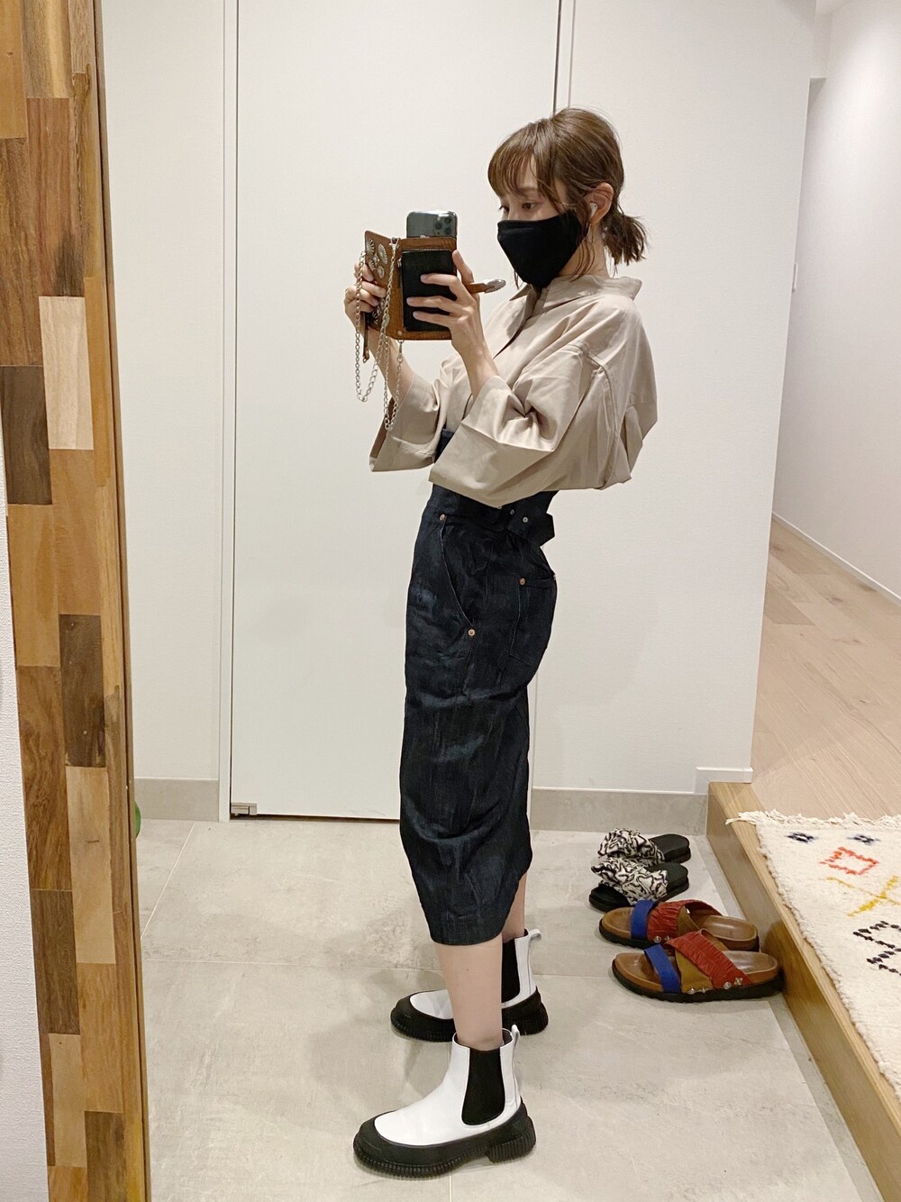 「大人カジュアル、スカート、雨の日コーデ、GU、メンズシャツ、ベージュ、高橋愛、NAIFE、デニムスカート、CAMPER」｜「GUのアイテム（シャツ/ブラウス、ベージュ系）」を使った、高橋愛さん（レディース・154cm）の夏コーディネートの1枚目の写真