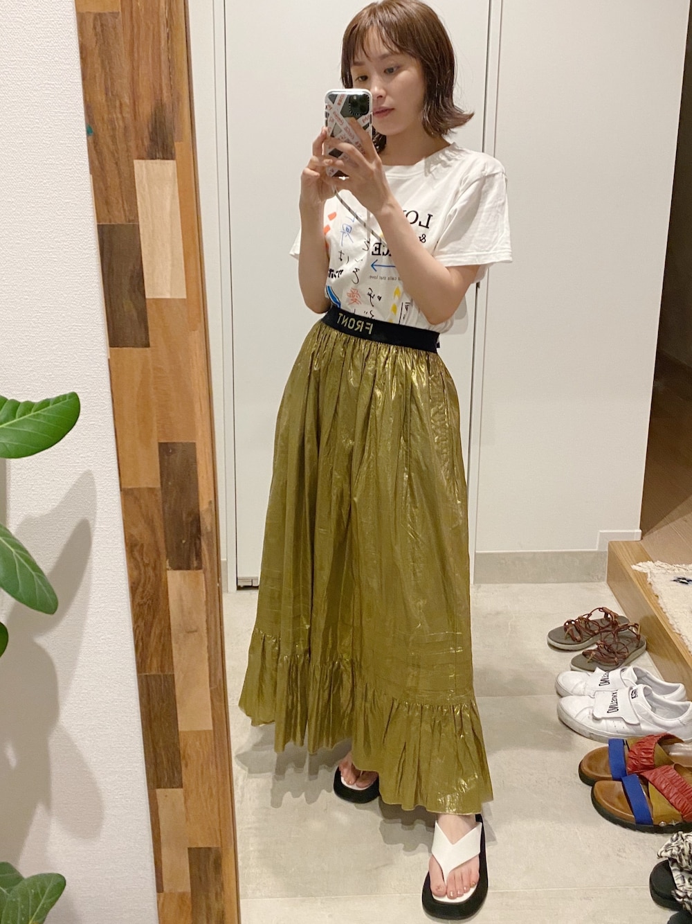 「カジュアルコーデ、Tシャツ、ラブアンドピース2019、L&P、高橋愛、サンボマスター、OSHIMA REI、ゴールド、ロングスカート、The Row」｜「haco!の＜サンボマスターと夢のコラボ＞PBP ラブ＆ピースプロジェクト 世界はそれを愛と呼ぶんだぜ LOVE＆PEACE Tシャツ（Tシャツ/カットソー、ホワイト系）」を使った、高橋愛さん（レディース・154cm）の夏コーディネートの1枚目の写真