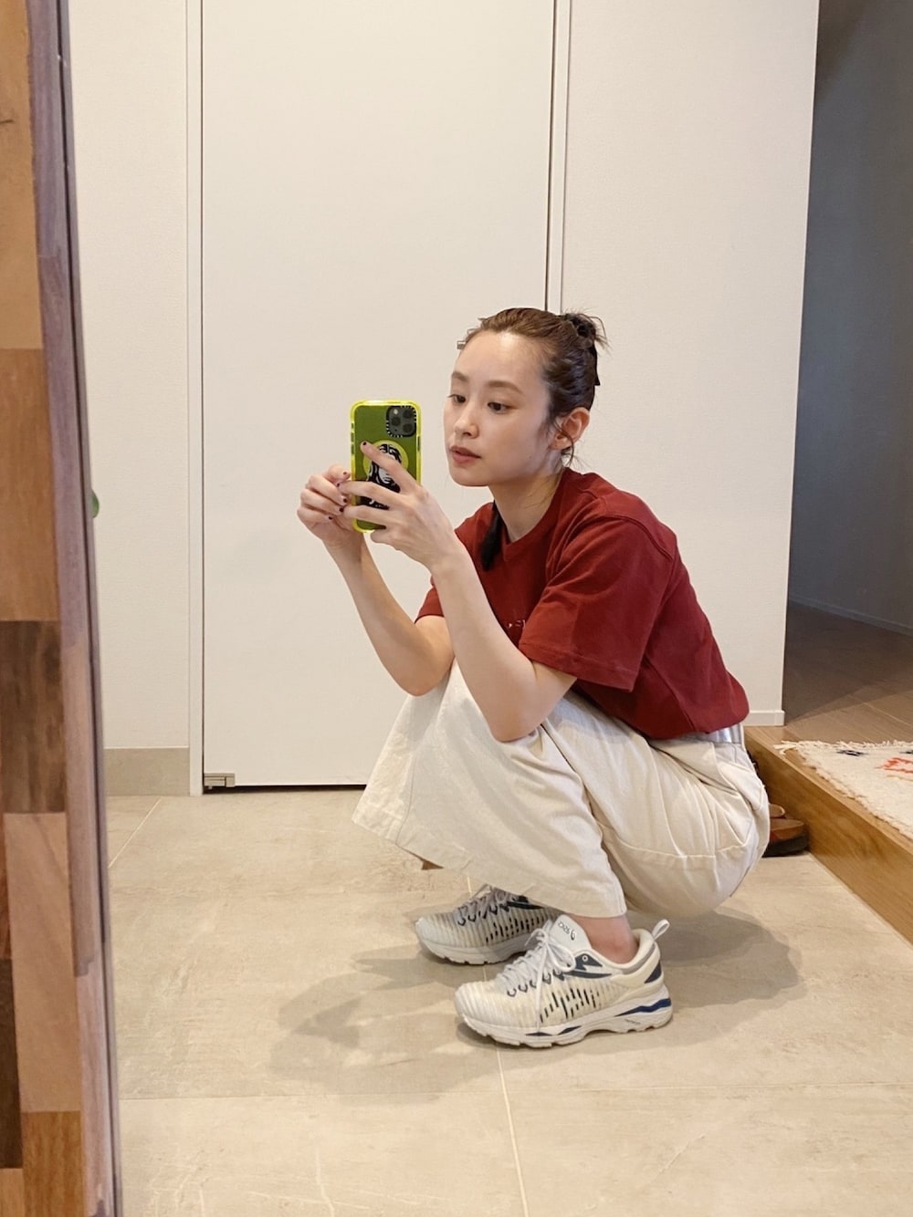「今日のコーデ、高橋愛、newera_ai、ニューエラ、高橋愛コラボ、ボルドー、Tシャツ、LE'workware'、asics」｜「NEW ERAのアイテム（Tシャツ/カットソー、レッド系）」を使った、高橋愛さん（レディース・154cm）の夏コーディネートの1枚目の写真