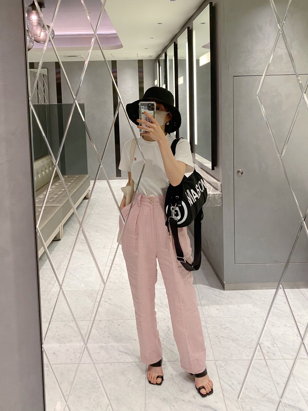 「Airpods、casetify 、カスタム、iPhone case、高橋愛、大人カジュアル、むぎわら帽子、holiday、bonjour records」｜「bonjour recordsのアイテム（Tシャツ/カットソー、ホワイト系）」を使った、高橋愛さん（レディース・154cm）の夏コーディネートの1枚目の写真