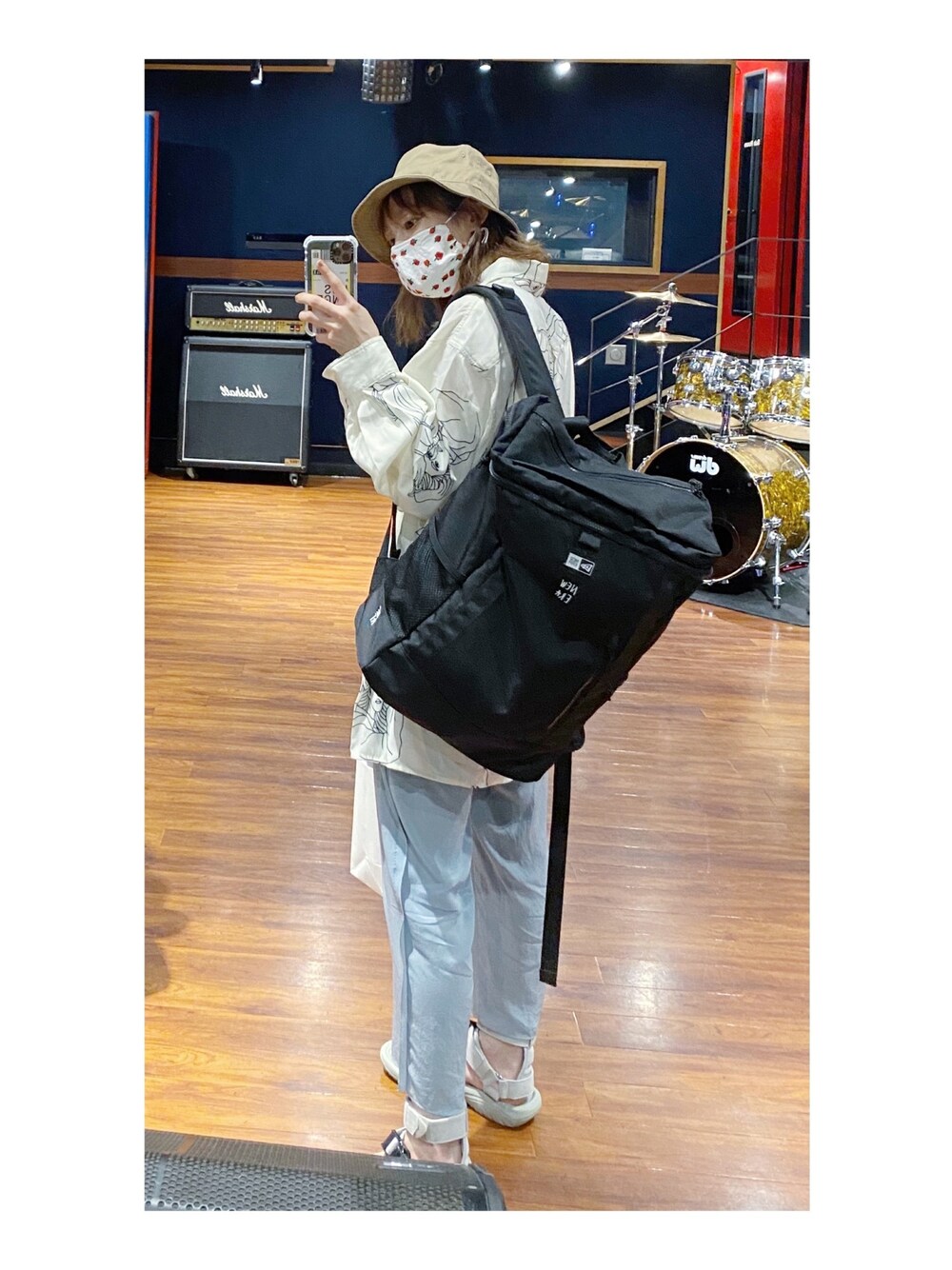「FREAK’Ｓ STORE、フリークスストア、newera_ai、NEW ERA、OPENING CEREMONY、高橋愛、OSHIMA REI」｜「NEW ERAのニューエラ ハット バケット 高橋愛（ハット、ベージュ系）」を使った、高橋愛さん（レディース・154cm）の夏コーディネートの1枚目の写真