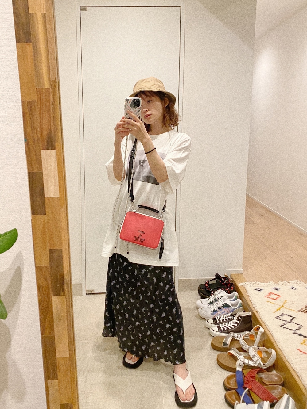 「高橋愛、バースデーグッズ、グッズ、Tシャツ、XL、オーバーサイズ、OSHIMA REI、The Row、newera_ai、ニューエラ」｜「MARC JACOBSのアイテム（バッグ、ピンク系）」を使った、高橋愛さん（レディース・154cm）の秋コーディネートの1枚目の写真