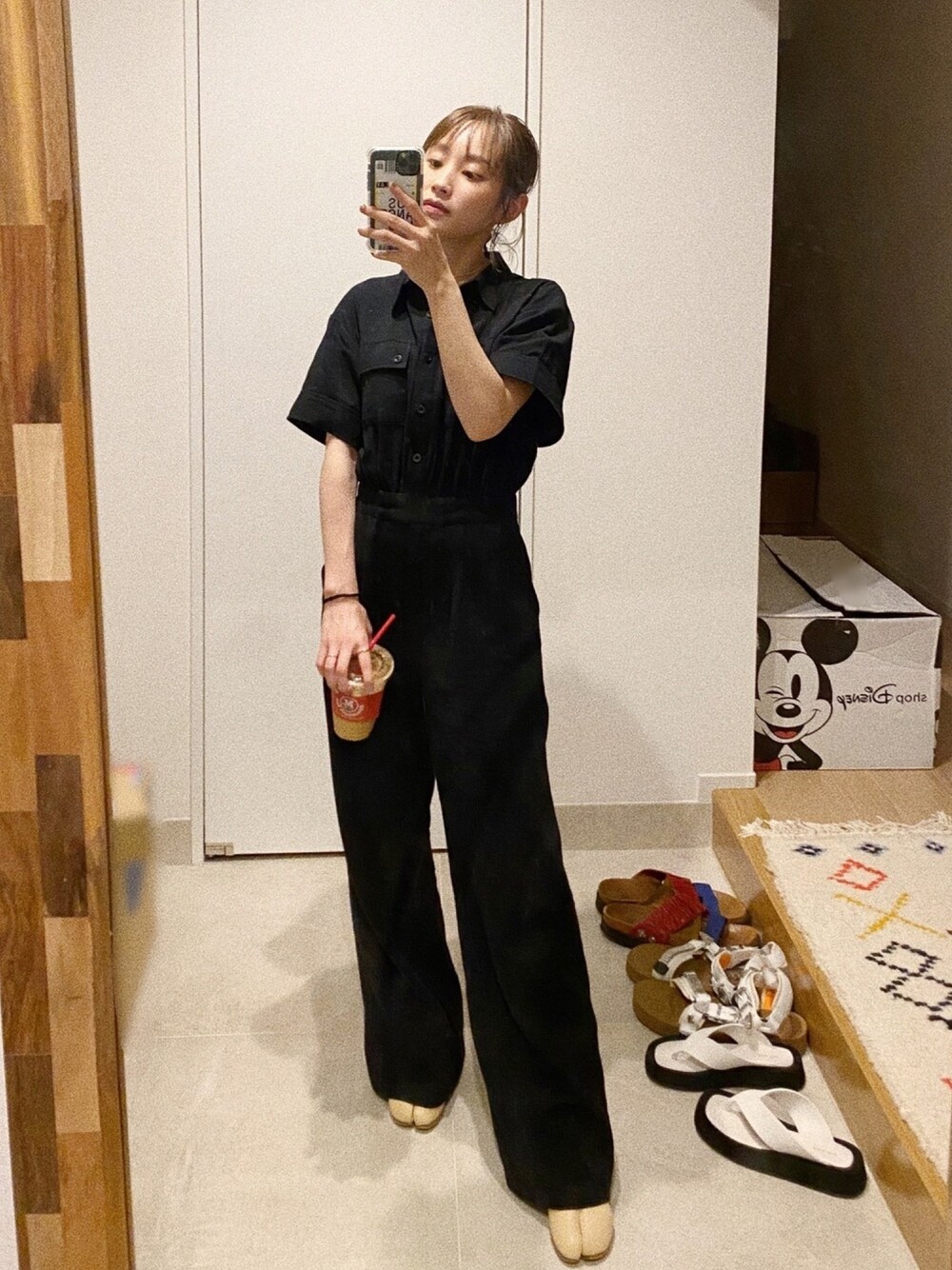 「オトナカジュアル、秋色、高橋愛、EVRIS 、つなぎ、オールインワン、ブラック、足袋ブーツ、Maison Margiela、ラブアンドピース2020」｜「EVRISのアイテム（オールインワン・サロペット、ブラック系）」を使った、高橋愛さん（レディース・154cm）の秋コーディネートの1枚目の写真