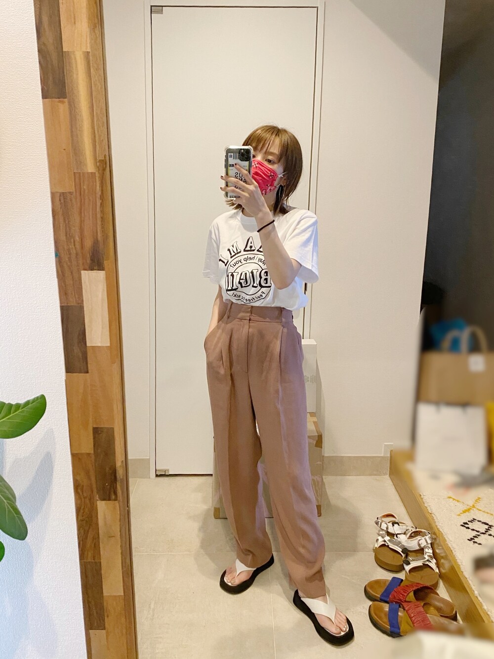 「ROKU、6beautyandyouth、高橋愛、Tシャツ、お土産Tシャツ、低身長、154cm、The Row、ビーサン」｜「お土産のアイテム（Tシャツ/カットソー、ホワイト系）」を使った、高橋愛さん（レディース・154cm）の秋コーディネートの1枚目の写真