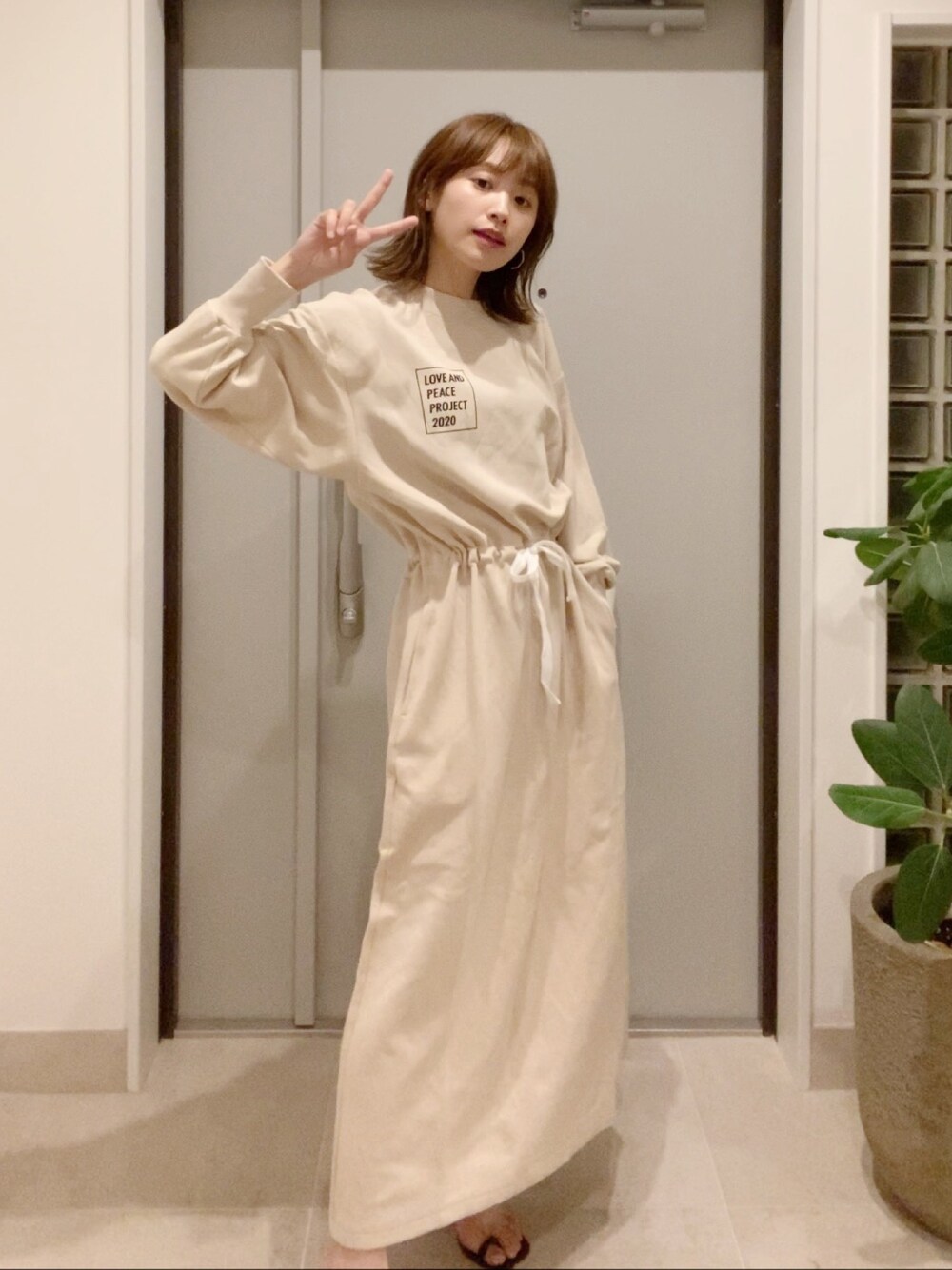 「ラブアンドピース2020、きれいめカジュアル、低身長、高橋愛、高橋愛ちゃんコラボ、シャツワンピ、リラックススタイル、Maison Margiela、haco!、ヒール」｜「haco!の【高橋愛さんコラボ】ゆるっとオーバーサイズがかわいいロゴプリントワンピース　by LOVE&PEACE PROJECT（ワンピース、ベージュ系）」を使った、高橋愛さん（レディース・154cm）の秋コーディネートの1枚目の写真