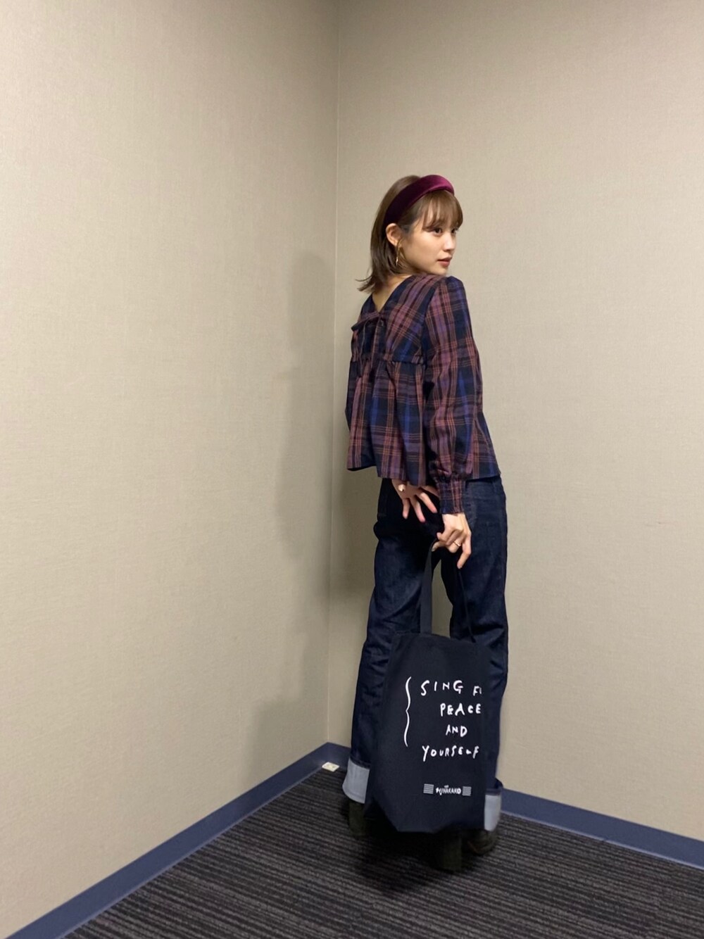 「秋のマイ旬スタイル、低身長、チェック、大人チェック、デニム、UNIQLO U、haco!、ラブアンドピース2020、高橋愛、高橋愛ちゃんコラボ」｜「haco!の【高橋愛さんコラボ】後ろ姿にきゅん！バックリボンのフレアーチェックブラウス　by LOVE&PEACE PROJECT（シャツ/ブラウス、ブルー系）」を使った、高橋愛さん（レディース・154cm）の秋コーディネートの1枚目の写真