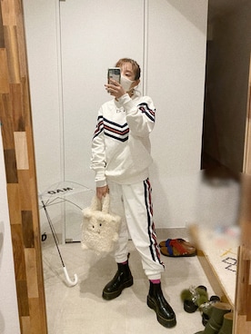 「N°21（ヌメロ ヴェントゥーノ）のアイテム（パンツ）」を使った、高橋愛さん（レディース・154cm）の秋コーディネート