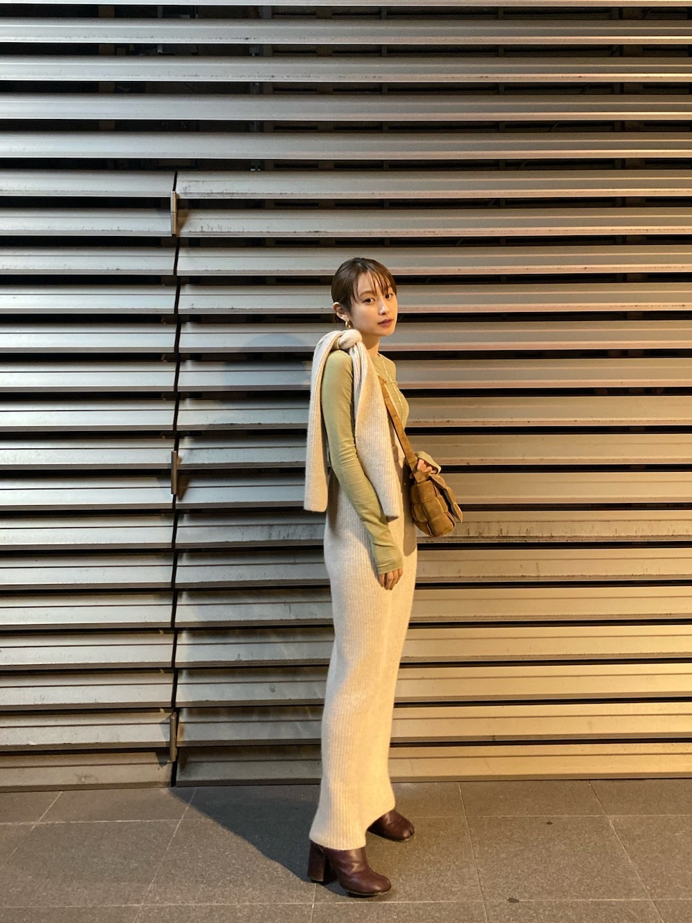 「秋コーデ、低身長コーデ、AMOMENTO、高橋愛、LEINWANDE、ラインヴァンド、BOTTEGA VENETA、Maison Margiela、ニットスカート、ロング丈」｜「leinwandeのアイテム（スカート、ホワイト系）」を使った、高橋愛さん（レディース・154cm）の秋コーディネートの1枚目の写真