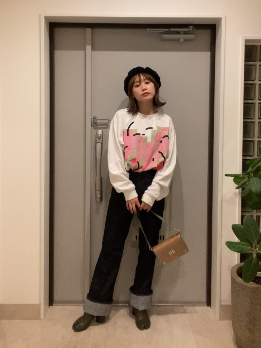 「秋コーデ、秋服、大人カジュアル、低身長コーデ、きれいめカジュアル、デニム、UNIQLO U、高橋愛、とんだ林蘭、La Maison de lyllis」｜「とんだ林蘭のアイテム（Tシャツ/カットソー、ホワイト系）」を使った、高橋愛さん（レディース・154cm）の秋コーディネートの1枚目の写真