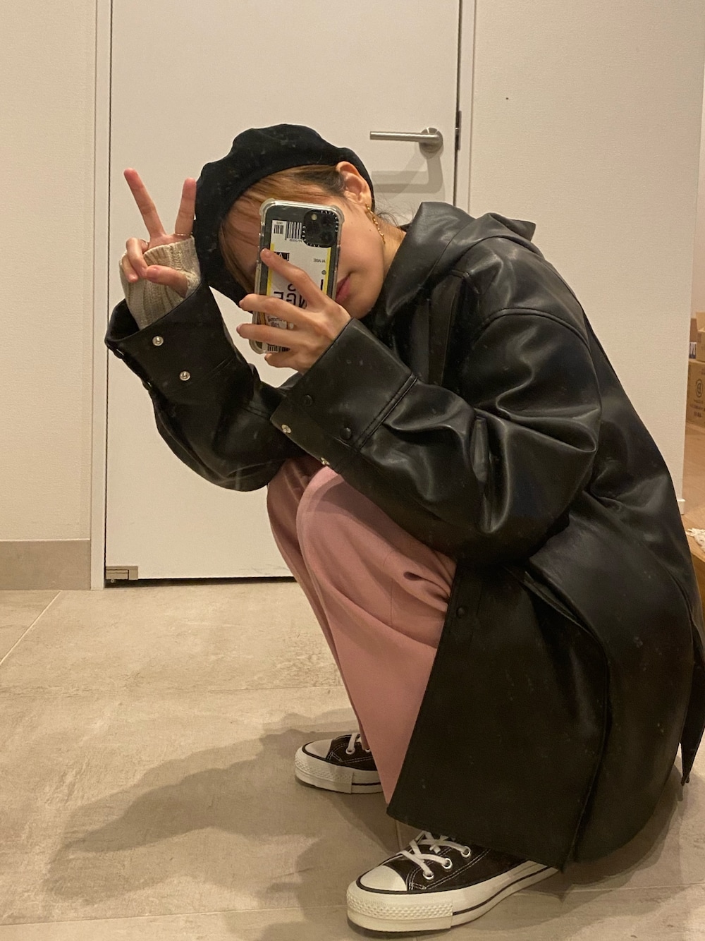 「秋冬コーデ、低身長コーデ、高橋愛、ROKU、irene、converse、エコレザー」｜「IRENEのアイテム（ジャケット/アウター、ブラック系）」を使った、高橋愛さん（レディース・154cm）の秋コーディネートの1枚目の写真