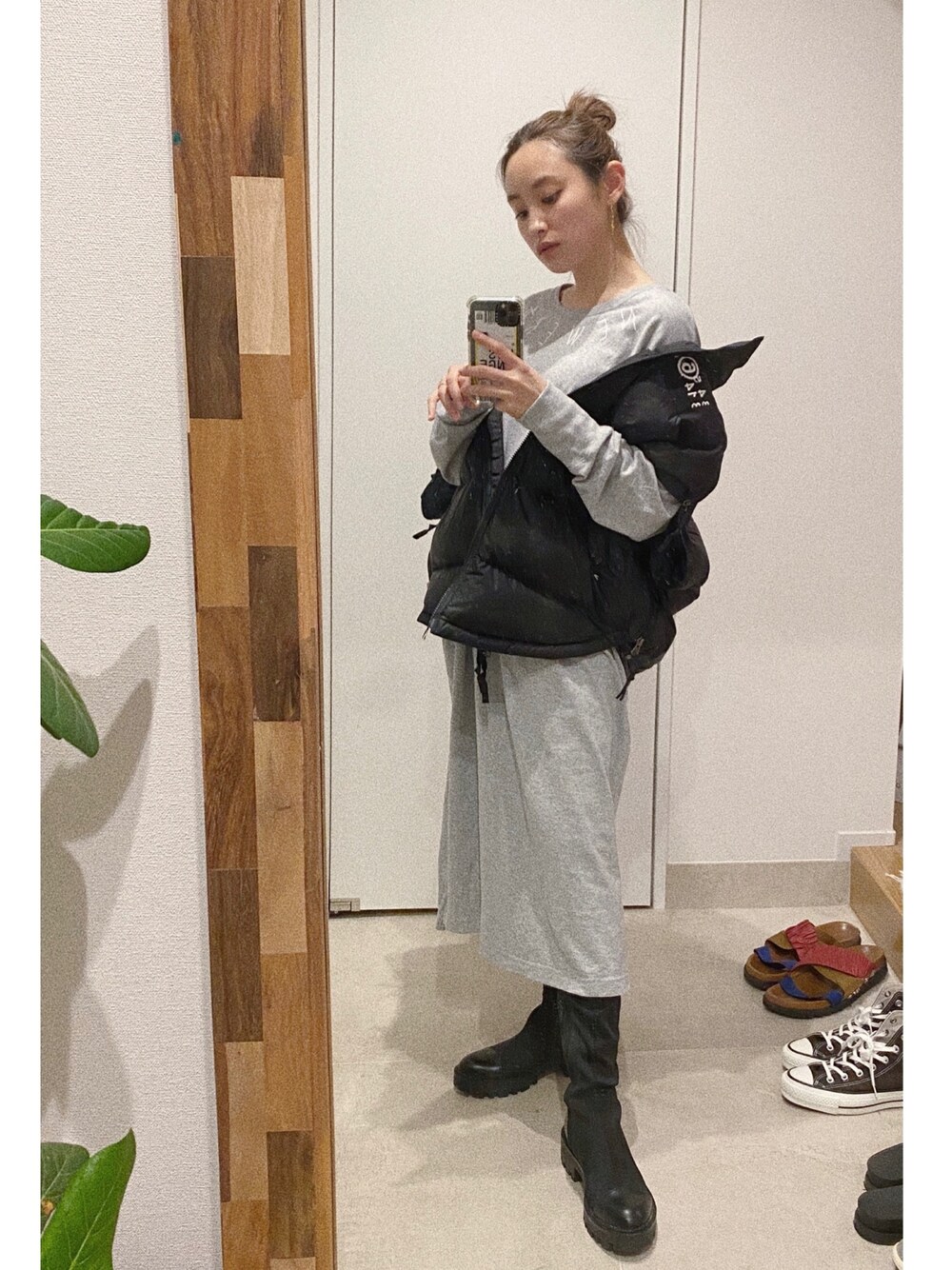 「ZARA、wearhalloween2020、秋冬コーデ、大人カジュアル、雨の日コーデ、ダウンベスト、MM6 Maison Martin Margiela、THE NORTH FACE、高橋愛、低身長」｜「NEW ERAの【ZOZOTOWN限定カラーあり】ニューエラ 長袖 Tシャツ ワンピース 高橋愛（Tシャツ/カットソー、グレー系）」を使った、高橋愛さん（レディース・154cm）の秋コーディネートの1枚目の写真