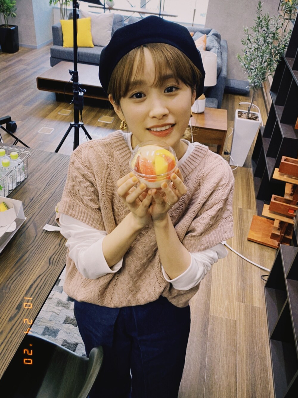 「大人カジュアル、パンツスタイル、秋コーデ、低身長、高橋愛、高橋愛コラボ、newera_ai、NEW ERA」｜「VISの【高橋愛×ViS】【マルチWAY】ケーブルプルオーバー（ニット/セーター、ピンク系）」を使った、高橋愛さん（レディース・154cm）の秋コーディネートの1枚目の写真