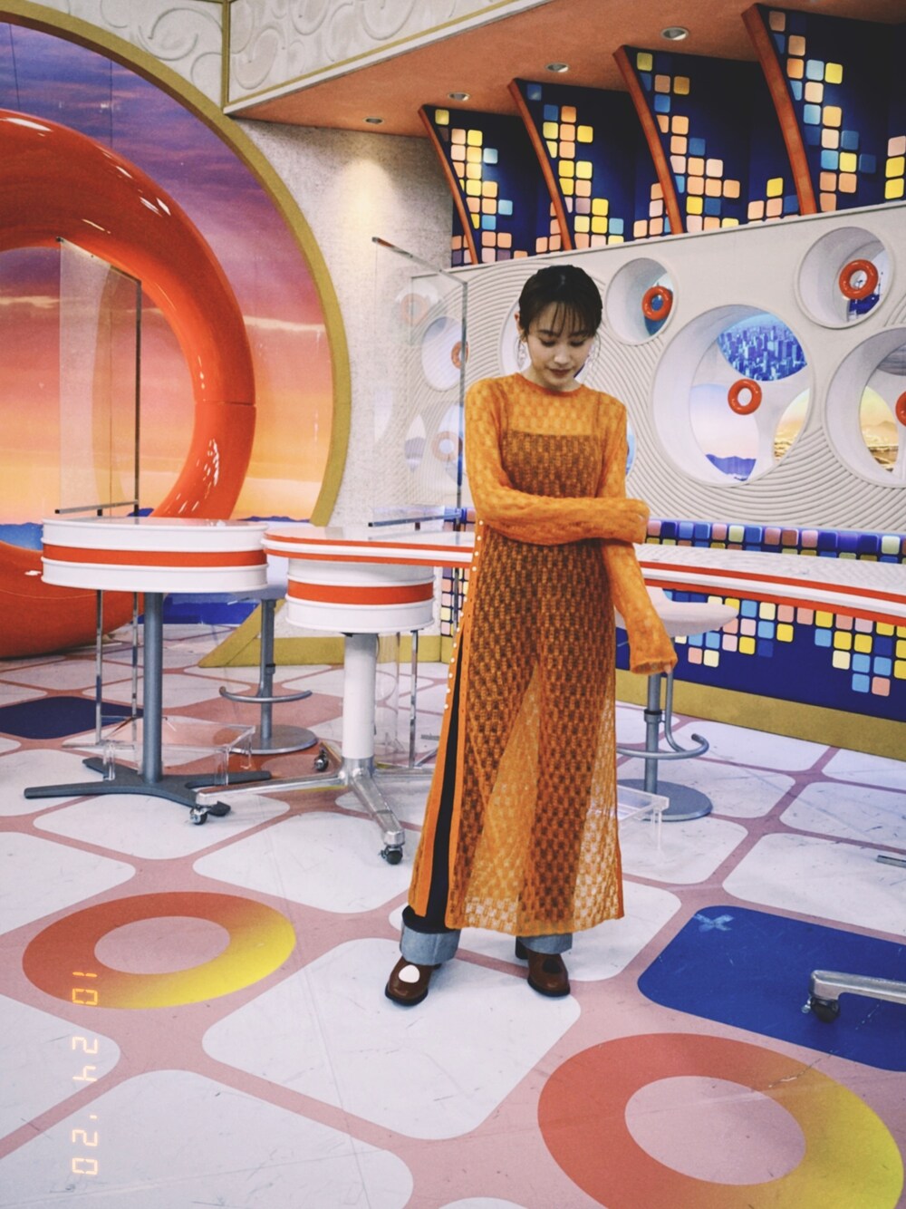 「秋コーデ、TAN、オレンジ、オレンジニット、高橋愛、wearhalloween2020、低身長、デニムパンツ、CAMPER」｜「TANのTAN “SIDE BUTTONS”ワンピース（ワンピース、オレンジ系）」を使った、高橋愛さん（レディース・154cm）の秋コーディネートの1枚目の写真
