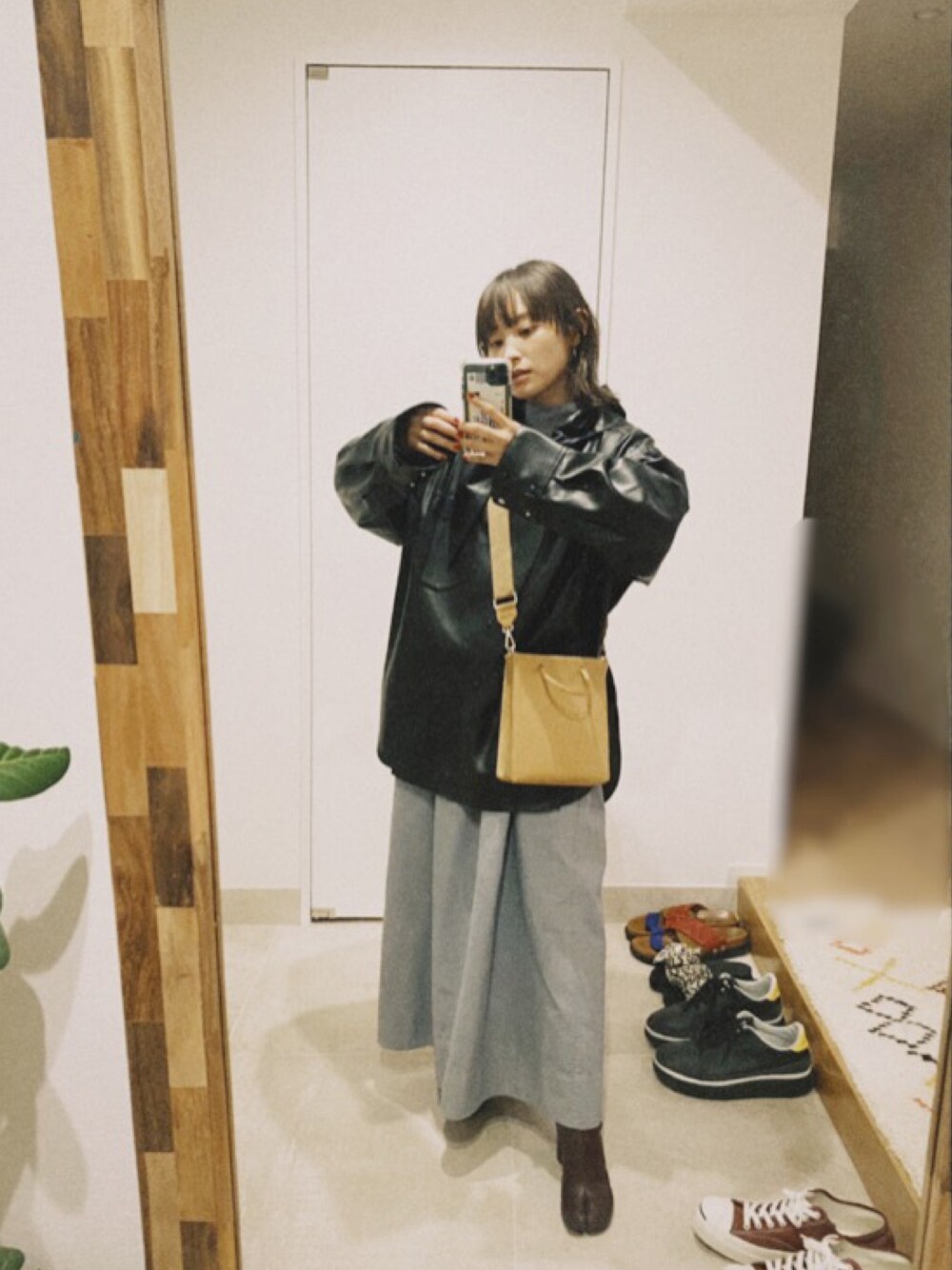 「高橋愛、Maison Margiela、足袋ブーツ、ボルドー、irene、エコレザー、KIN、低身長、秋のコーデ、ViS」｜「IRENEのアイテム（ジャケット/アウター、ブラック系）」を使った、高橋愛さん（レディース・154cm）の秋コーディネートの1枚目の写真