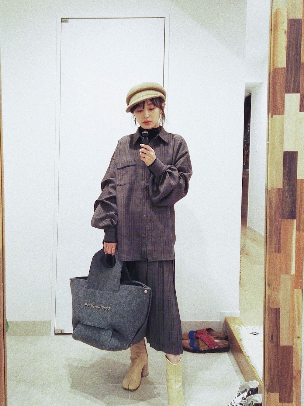 「秋コーデ、セットアップ、チェック、idem、merry jenny、プリーツスカート、Maison Margiela、beautiful people」｜「idemのVolume Sleeve Check Shirt（シャツ/ブラウス、ブラウン系）」を使った、高橋愛さん（レディース・154cm）の秋コーディネートの1枚目の写真