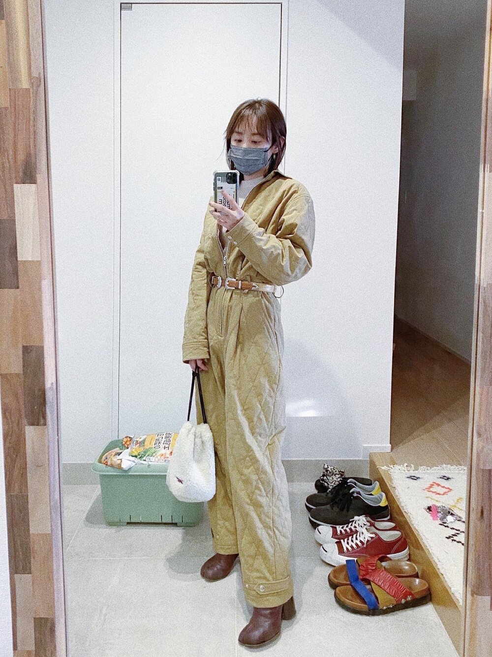 「秋冬コーデ、低身長、ショートブーツ、ゆるコーデ、SLY、THROW、高橋愛、ガーデニング、オールインワン、Onitsuka Tiger」｜「SLYのアイテム（オールインワン・サロペット、ベージュ系）」を使った、高橋愛さん（レディース・154cm）の秋コーディネートの1枚目の写真