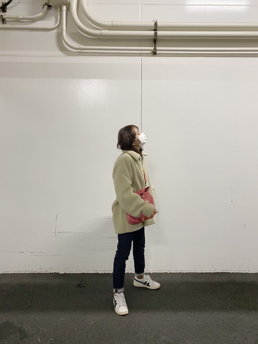 「冬コーデ、低身長コーデ、ラフ、デニム、高橋愛、メンズライク、UNIQLO、UNIQLO U、asics tiger、ピンクBBA」｜「UNIQLOのボアフリースショートコート（その他アウター、ベージュ系）」を使った、高橋愛さん（レディース・154cm）の秋コーディネートの1枚目の写真