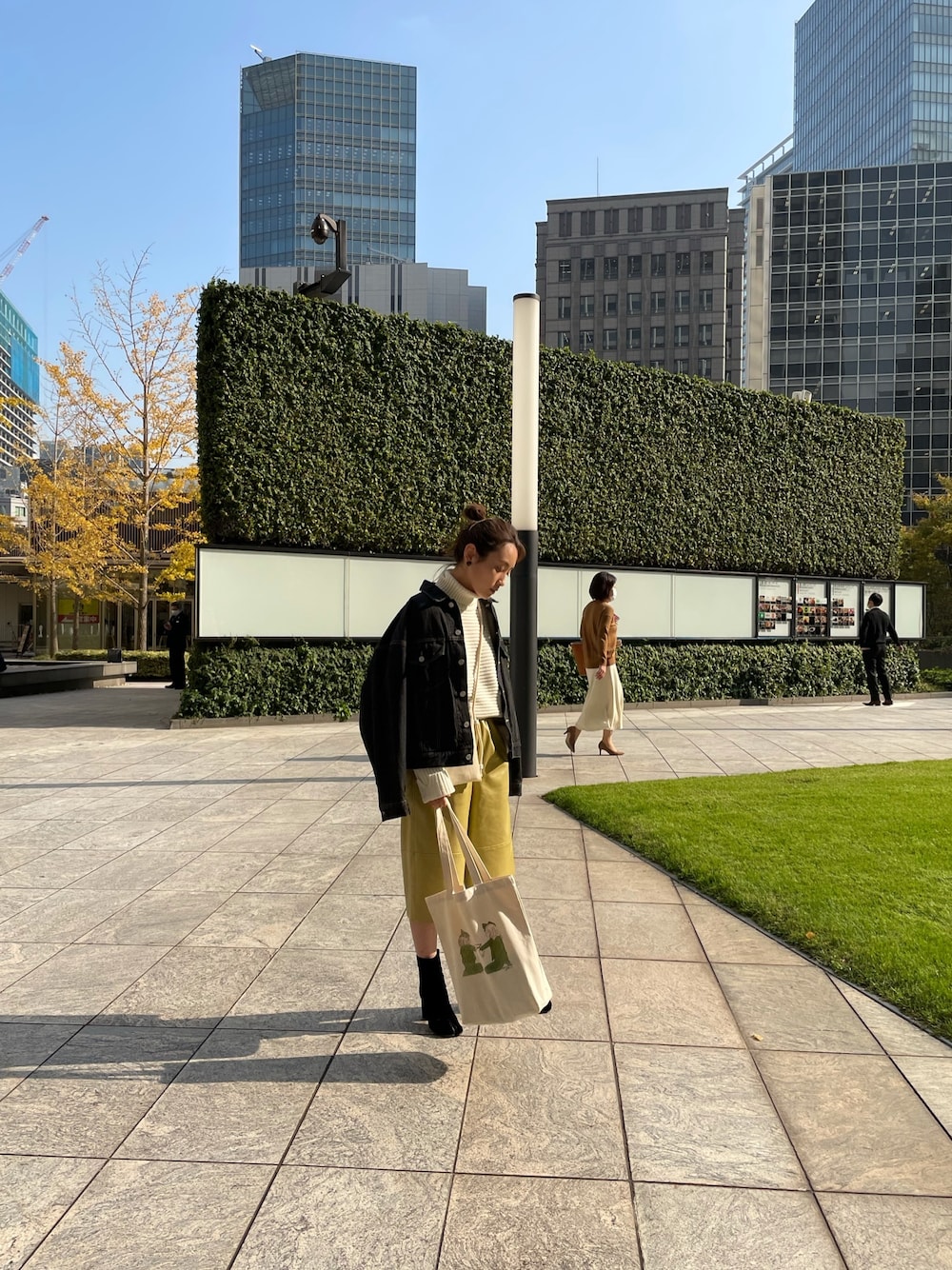 「MAISON SPECIAL、メゾンスペシャル、高橋愛、154cm、レザーLOVEスナップ、wcj、+J、UNIQLO、Aiuy shop、おだんごヘアー」｜「UNIQLOのアイテム（ニット/セーター、ホワイト系）」を使った、高橋愛さん（レディース・154cm）の秋コーディネートの1枚目の写真