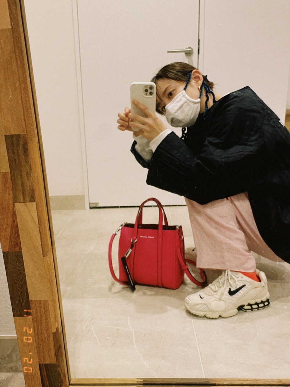 「レザーLOVEスナップ、オトナカジュアル、peaceminusone、GD、G-DRAGON、高橋愛、ブラック、ピンク、ROKU、NIKE」｜「PEACEMINUSONEのアイテム（トップス、ブラック系）」を使った、高橋愛さん（レディース・154cm）の秋コーディネートの1枚目の写真
