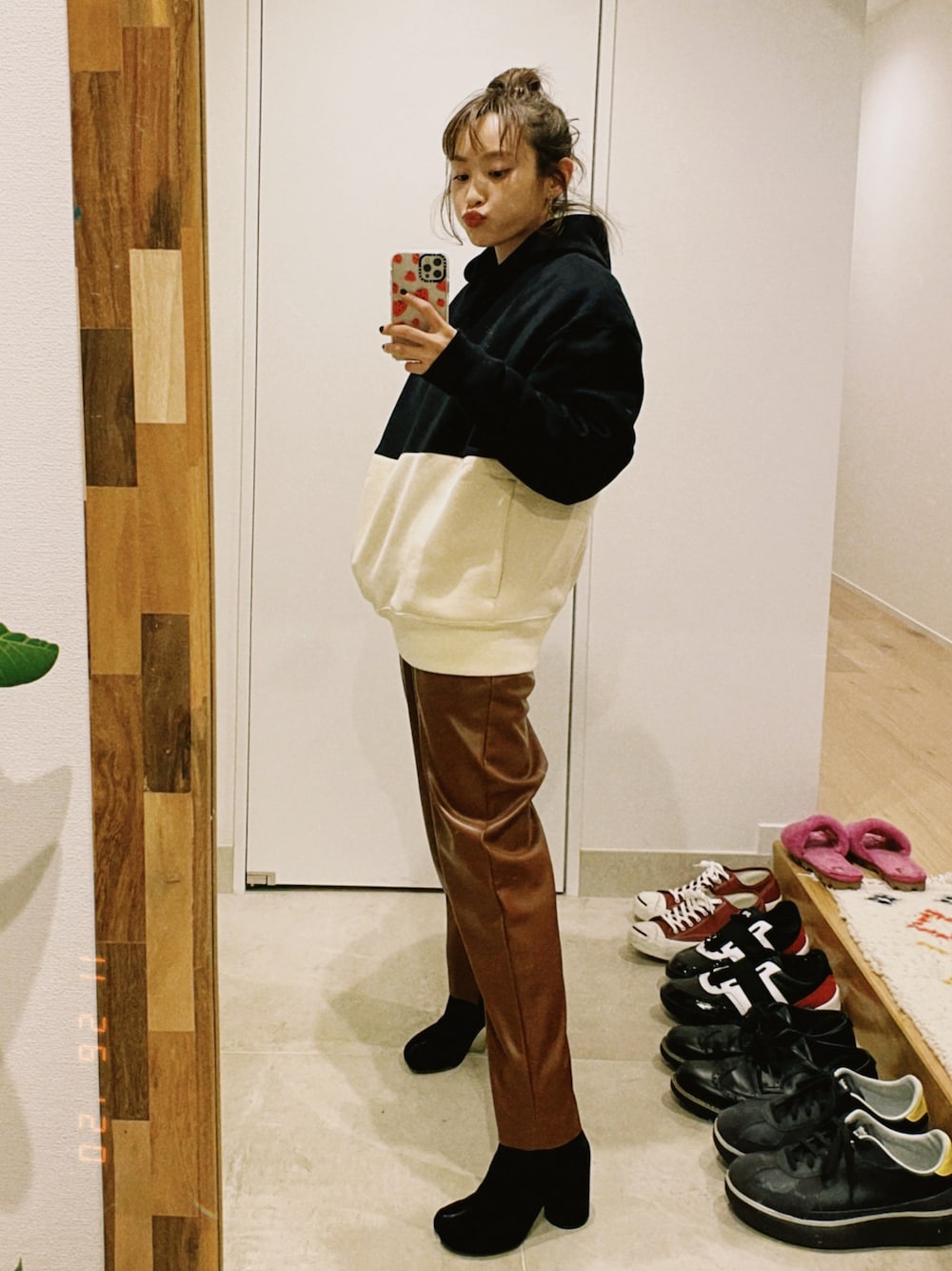 「GAP、Black Friday、ブラックフライデー、秋のコーデ、パーカー、バイカラー、プチプラ、ブーツ、エコレザー、tabi」｜「GAPのオーバーサイズ カーボナイズド フリース カラーブロックプルオーバー パーカー（パーカー、ブラック系）」を使った、高橋愛さん（レディース・154cm）の秋コーディネートの1枚目の写真